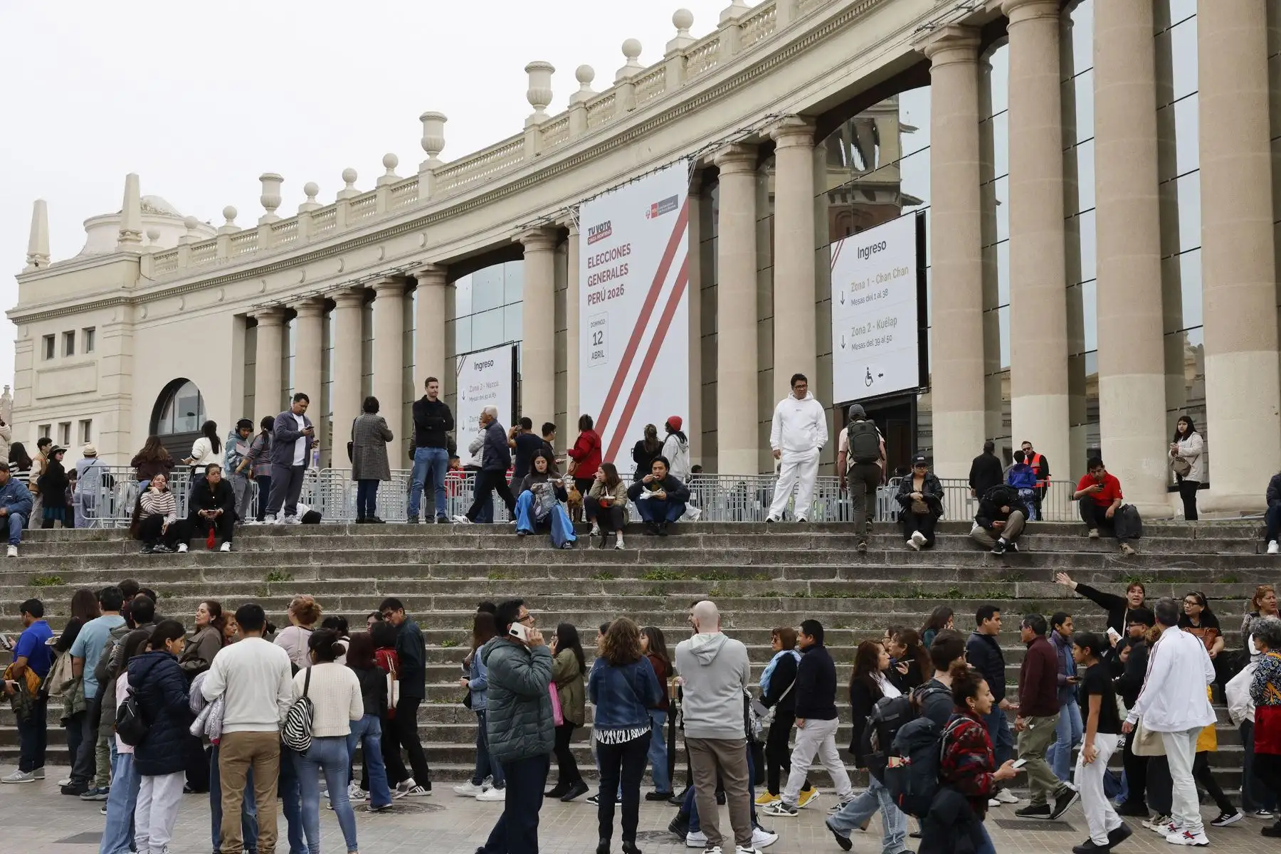 Más de 63.000 ciudadanos peruanos están convocados a votar en la circunscripción a cargo del Consulado General del Perú en Barcelona, con motivo de las elecciones generales en Perú, en las urnas instaladas en Recinto Ferial de Montjuïc este domingo. Foto: EFE