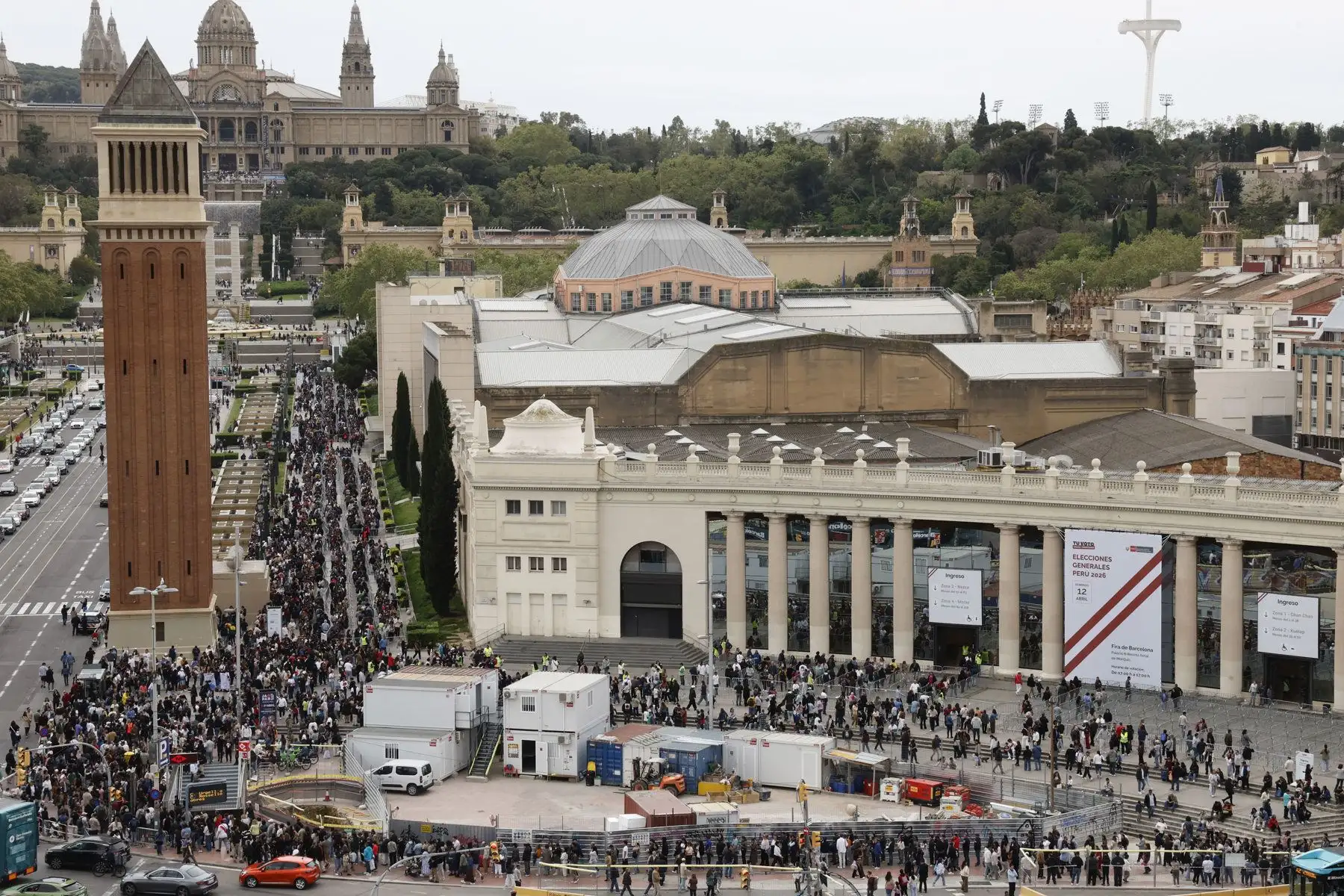 Más de 63.000 ciudadanos peruanos están convocados a votar en la circunscripción a cargo del Consulado General del Perú en Barcelona, con motivo de las elecciones generales en Perú, en las urnas instaladas en Recinto Ferial de Montjuïc este domingo. Foto: EFE