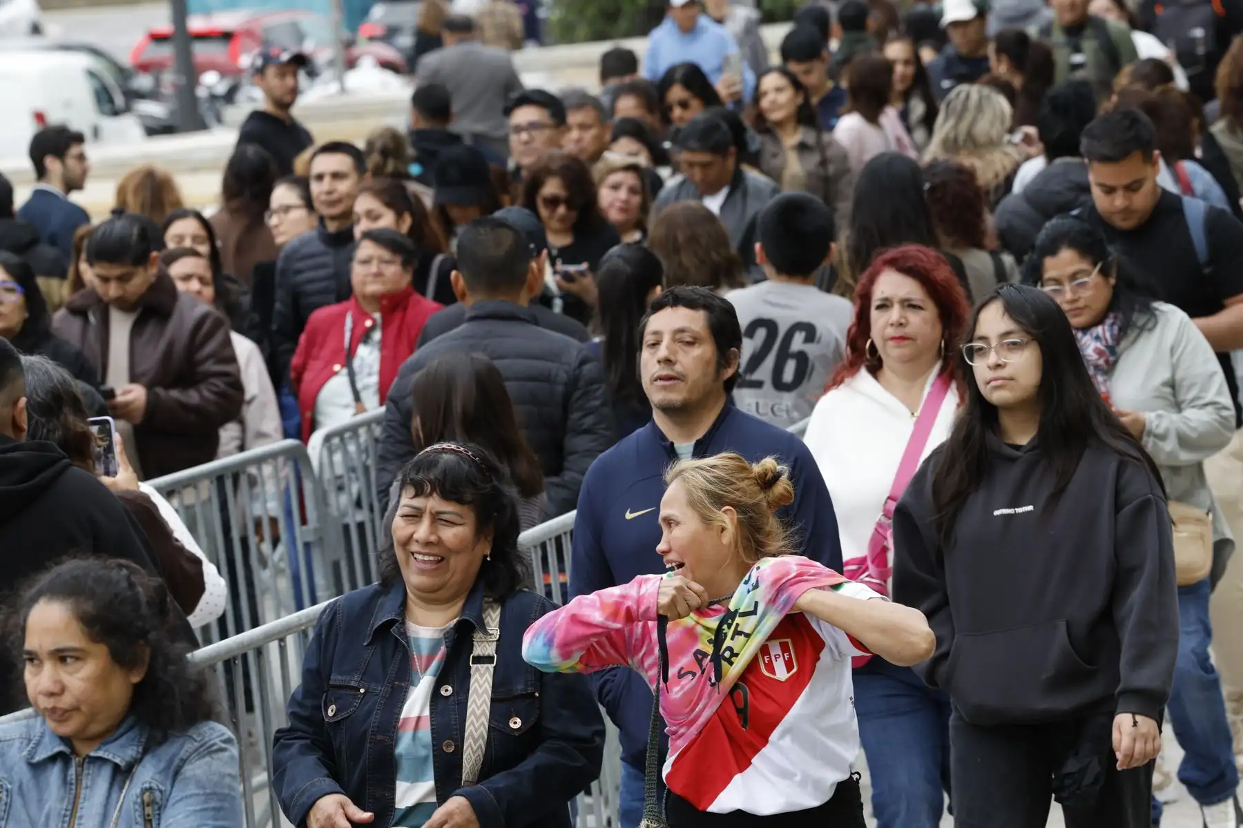 Más de 63.000 ciudadanos peruanos están convocados a votar en la circunscripción a cargo del Consulado General del Perú en Barcelona, con motivo de las elecciones generales en Perú, en las urnas instaladas en Recinto Ferial de Montjuïc este domingo. Foto: EFE