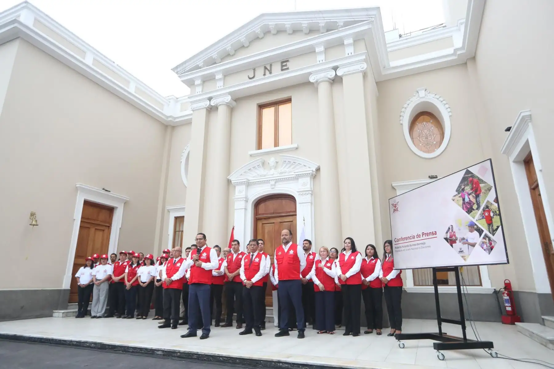 El presidente del Jurado Nacional de Elecciones (JNE), Roberto Burneo Bermejo, realizó esta mañana el “campanazo” que da inicio a la jornada electoral del 12 de abril. Foto: ANDINA/Ricardo Cuba