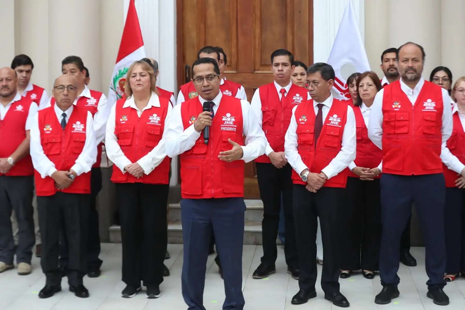 El presidente del Jurado Nacional de Elecciones (JNE), Roberto Burneo Bermejo, realizó esta mañana el “campanazo” que da inicio a la jornada electoral del 12 de abril. Foto: ANDINA/Ricardo Cuba
