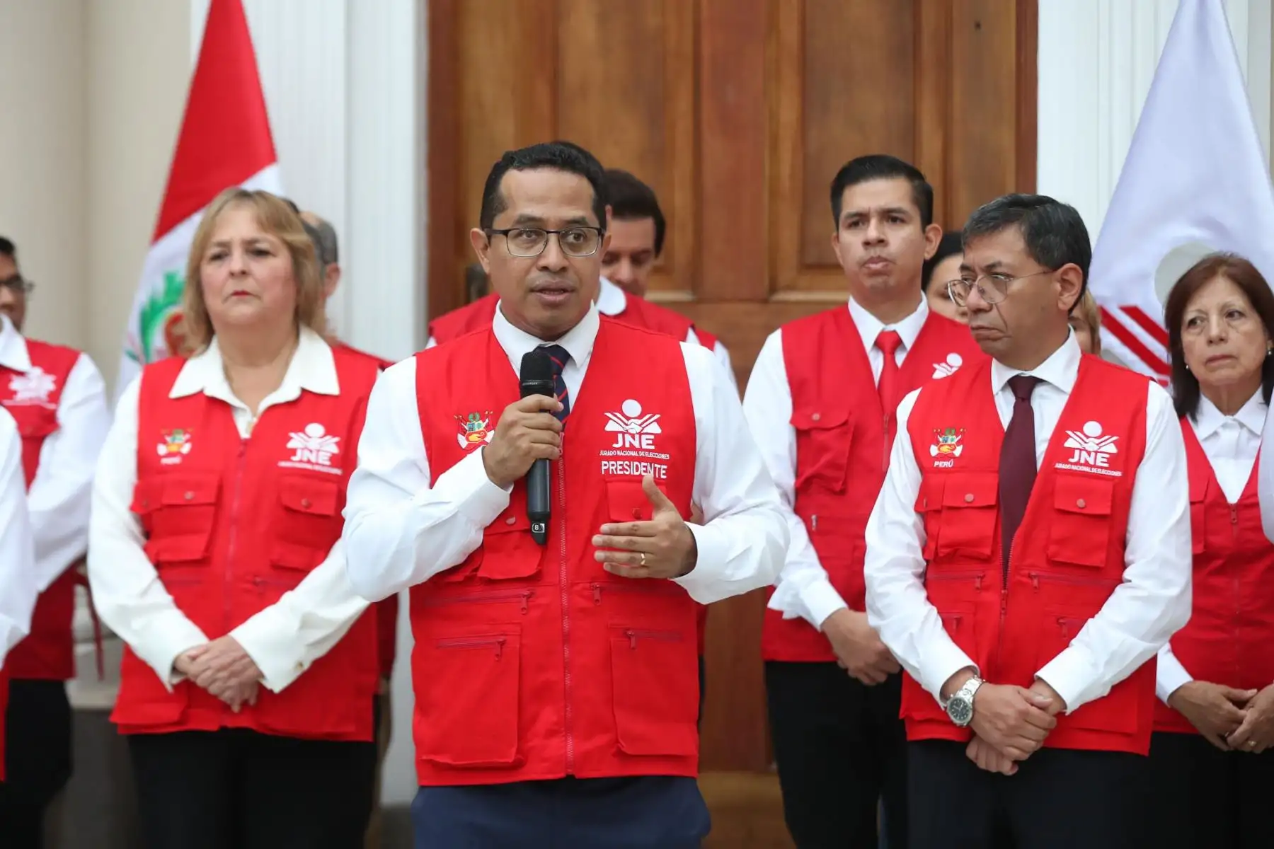 El presidente del Jurado Nacional de Elecciones (JNE), Roberto Burneo Bermejo, realizó esta mañana el “campanazo” que da inicio a la jornada electoral del 12 de abril. Foto: ANDINA/Ricardo Cuba