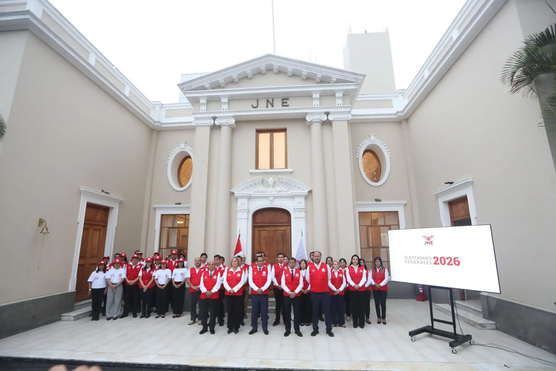 El presidente del Jurado Nacional de Elecciones (JNE), Roberto Burneo Bermejo, realizó esta mañana el “campanazo” que da inicio a la jornada electoral del 12 de abril. Foto: ANDINA/Ricardo Cuba