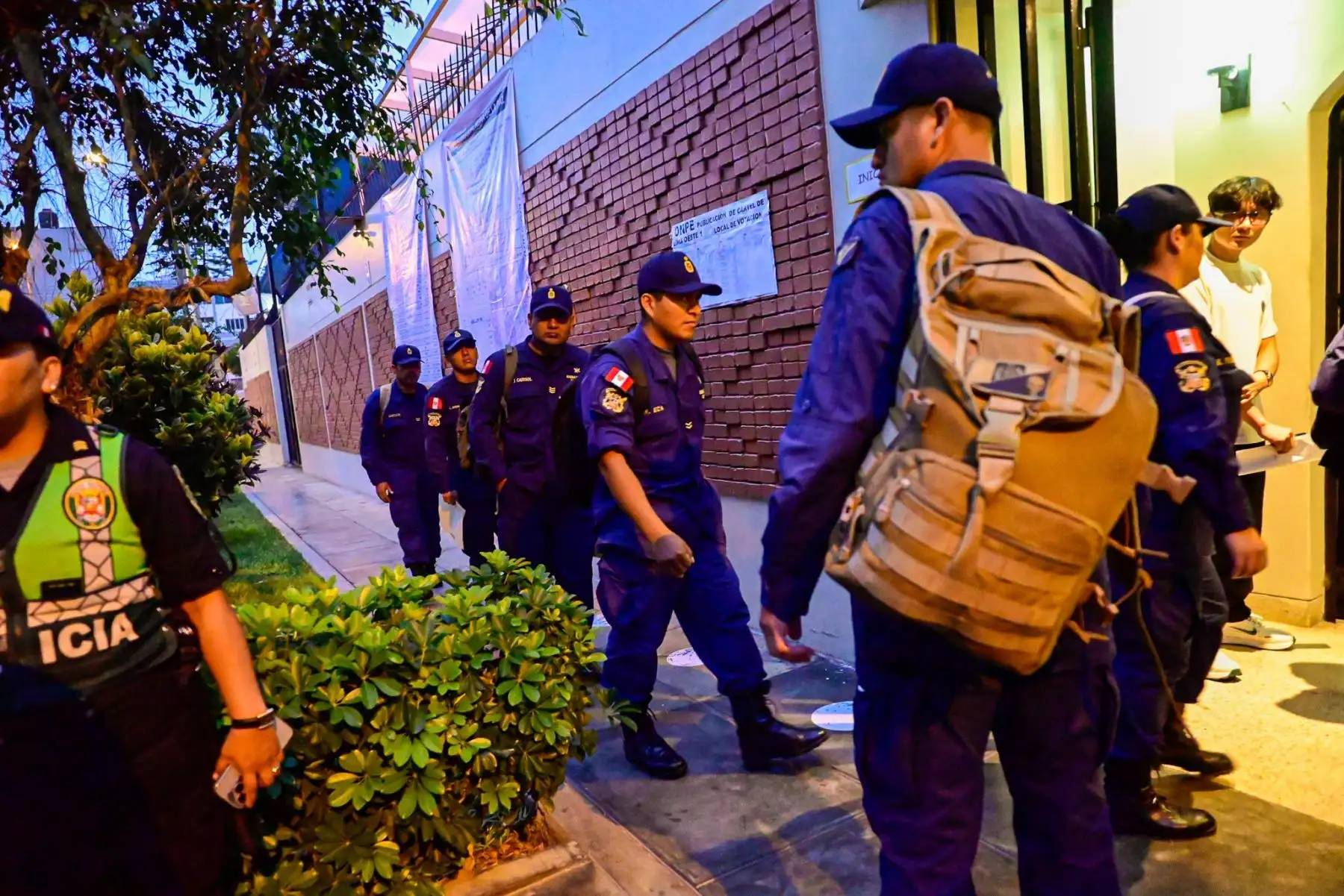 Medidas de seguridad en los exteriores del colegio IE Parroquial Reina de La Paz, ubicado en San Isidro. Foto: ANDINA/Maria Paloma del Solar