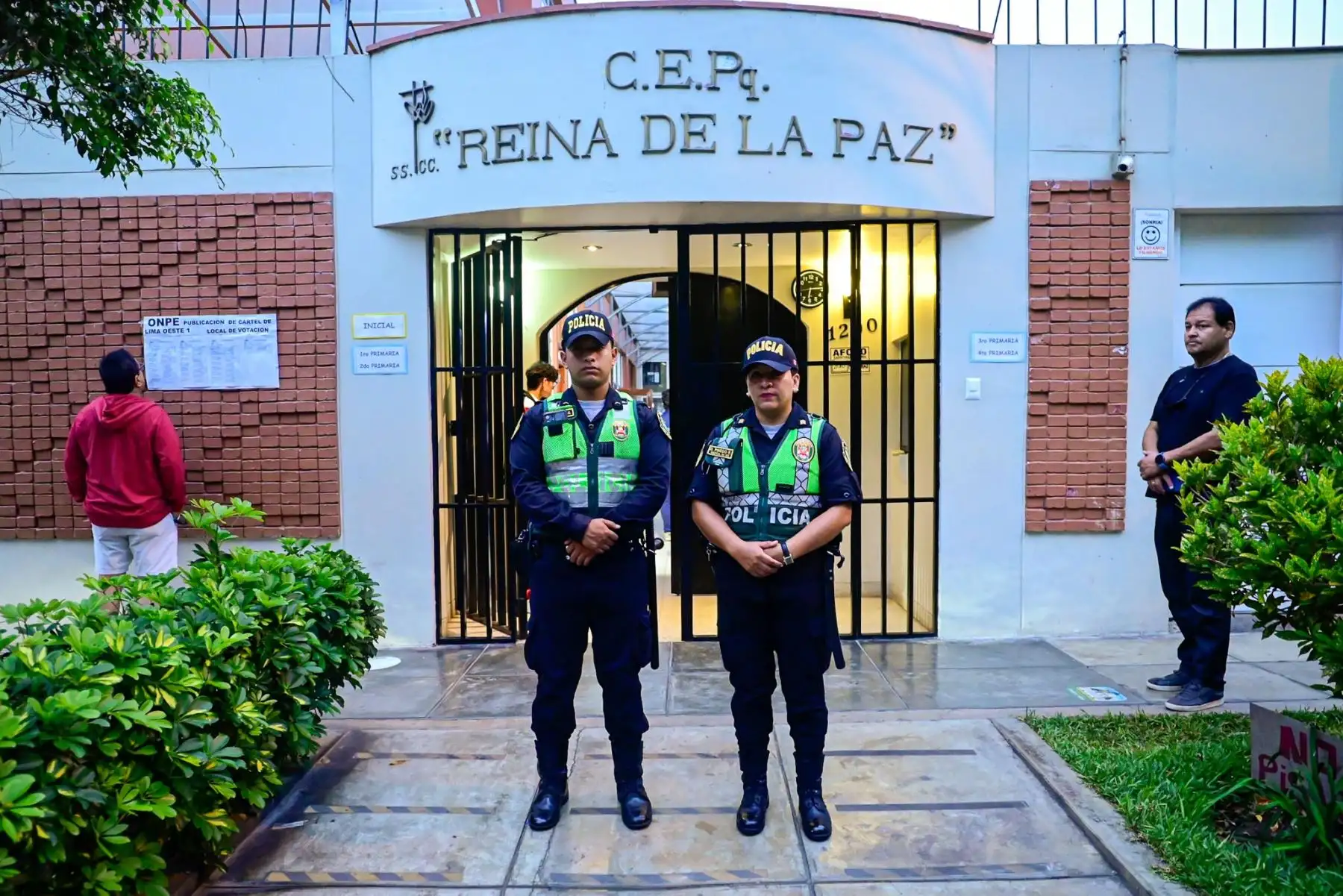 Medidas de seguridad en los exteriores del colegio IE Parroquial Reina de La Paz, ubicado en San Isidro. Foto: ANDINA/Maria Paloma del Solar