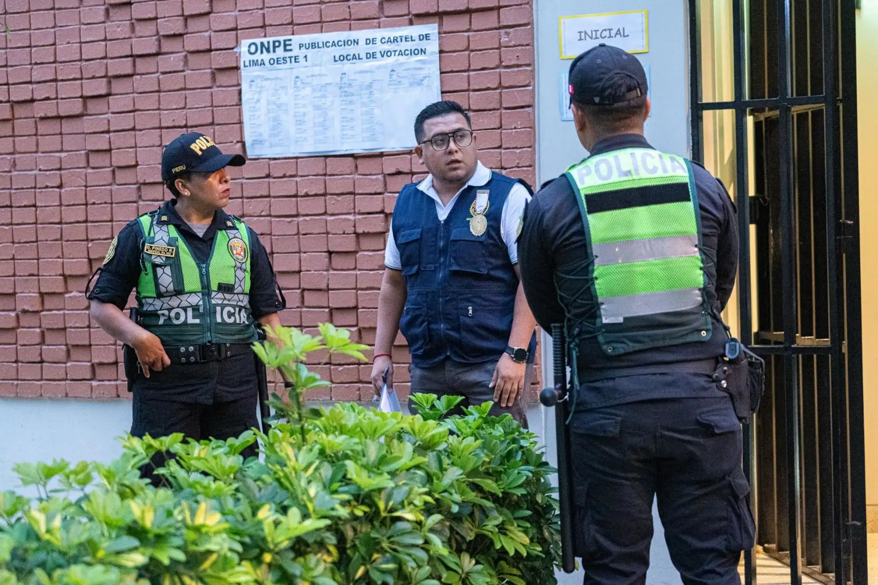 Medidas de seguridad en los exteriores del colegio IE Parroquial Reina de La Paz, ubicado en San Isidro. Foto: ANDINA/Maria Paloma del Solar