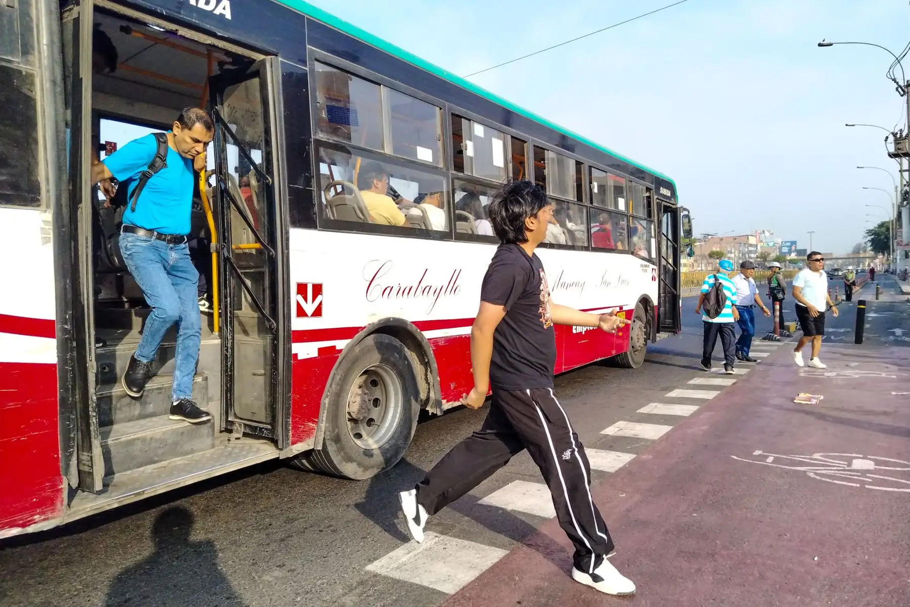 El transporte público en Lima Metropolitana y el Callao facilitó el traslado de ciudadanos hacia sus centros de votación durante la jornada de elecciones presidenciales, operando desde tempranas horas para asegurar la movilidad en la ciudad. Diversos servicios atendieron la demanda de usuarios, contribuyendo al desarrollo ordenado del proceso electoral. Foto: ANDINA/Dany Seminario