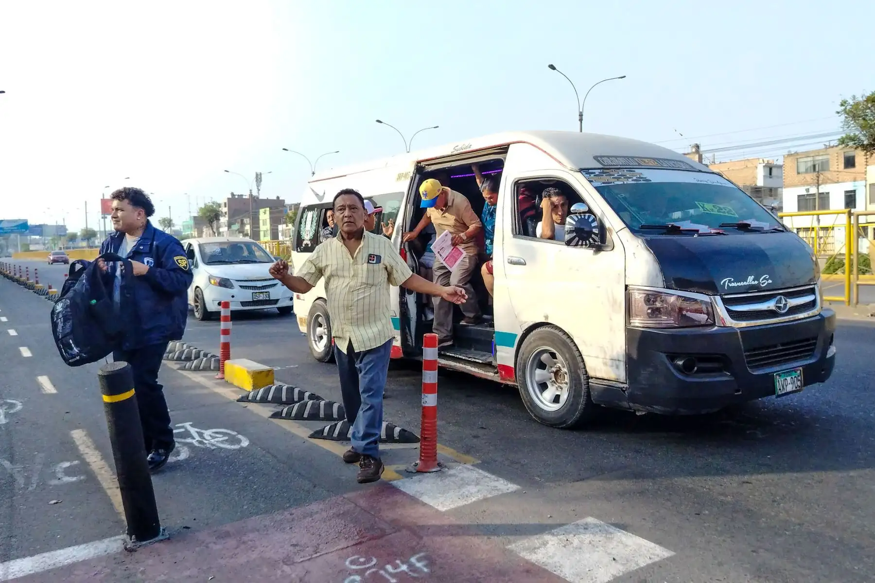 El transporte público en Lima Metropolitana y el Callao facilitó el traslado de ciudadanos hacia sus centros de votación durante la jornada de elecciones presidenciales, operando desde tempranas horas para asegurar la movilidad en la ciudad. Diversos servicios atendieron la demanda de usuarios, contribuyendo al desarrollo ordenado del proceso electoral. Foto: ANDINA/Dany Seminario