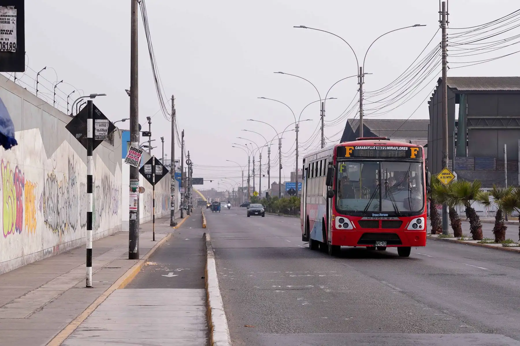 El transporte público en Lima Metropolitana y el Callao facilitó el traslado de ciudadanos hacia sus centros de votación durante la jornada de elecciones presidenciales, operando desde tempranas horas para asegurar la movilidad en la ciudad. Diversos servicios atendieron la demanda de usuarios, contribuyendo al desarrollo ordenado del proceso electoral. Foto: ANDINA/Eduardo García