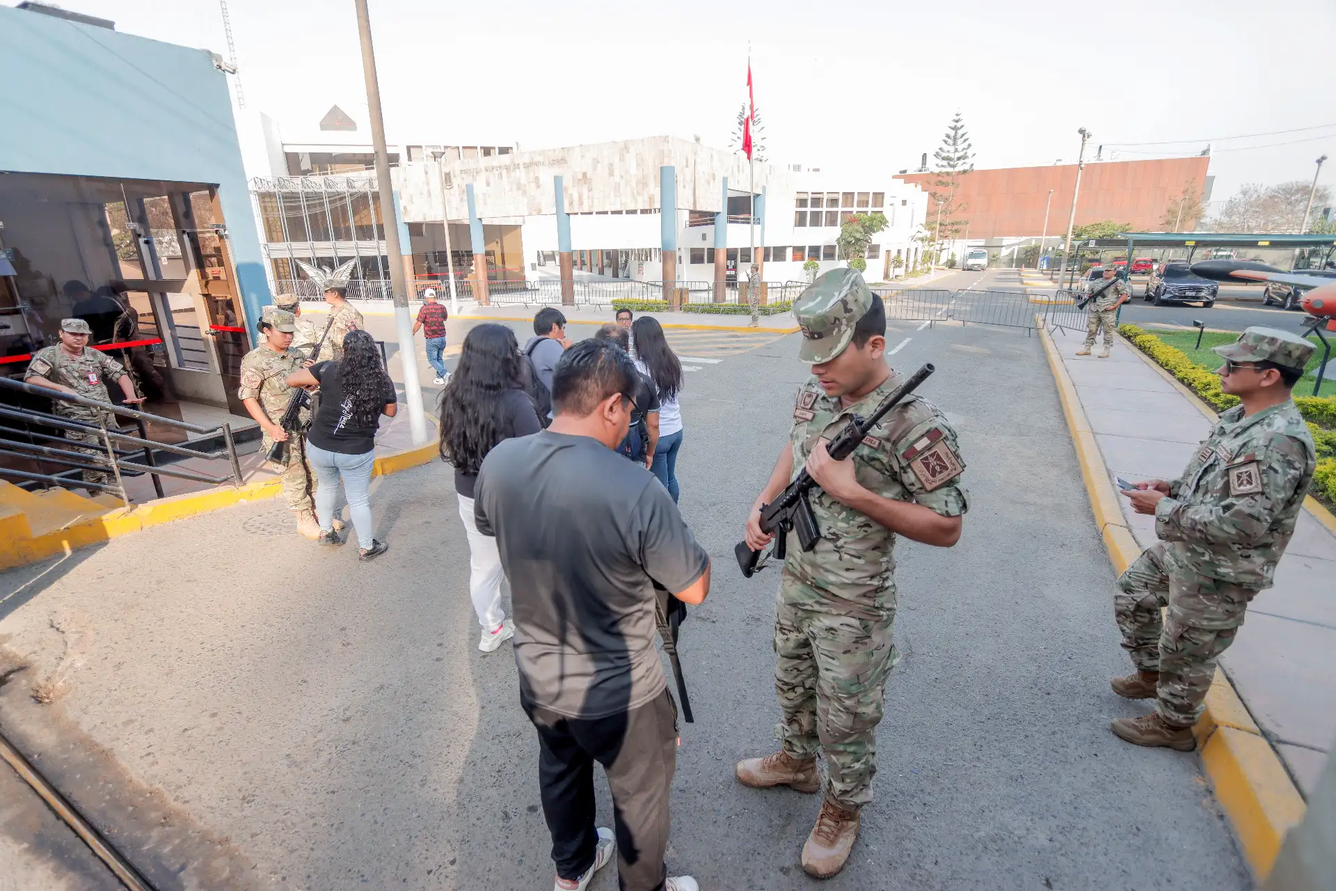 Miembros de la Policía Nacional y las Fuerzas Armadas se encuentran desplazados a lo largo del territorio nacional para brindar seguridad en las elecciones generales 2026. Foto: ANDINA/Alberto Orbegoso