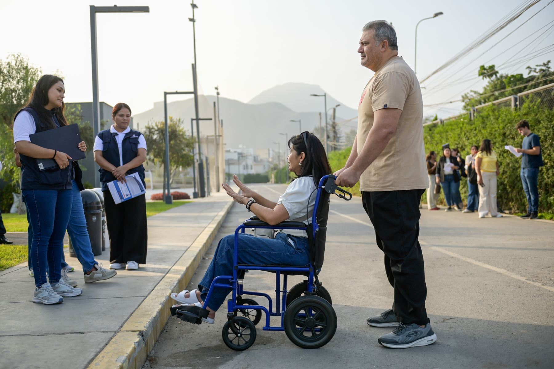 Personas con discapacidad acuden a los locales de votación para cumplir con su deber ciudadano. Foto: ANDINA/César Fajardo