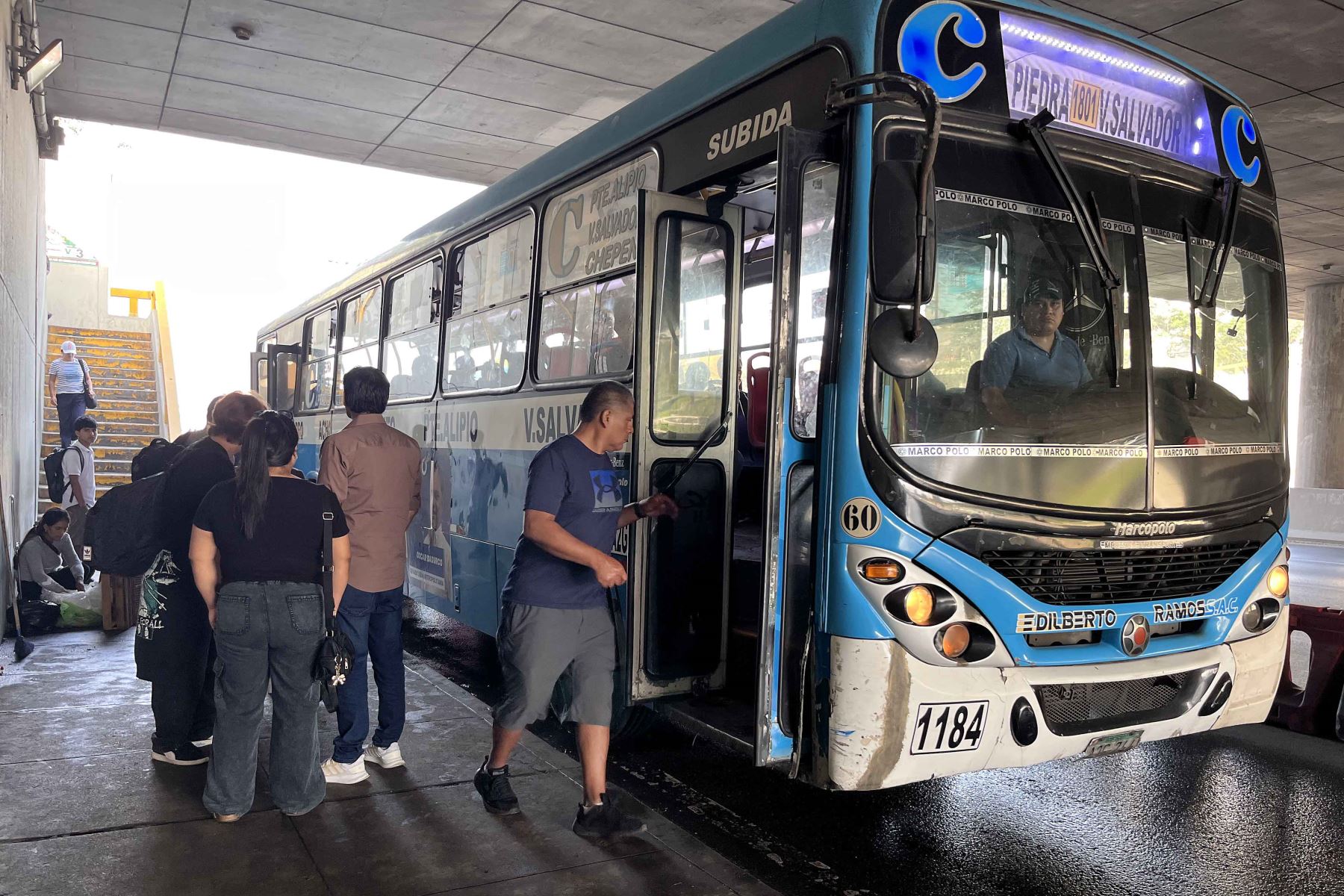 El transporte público en Lima Metropolitana y el Callao facilitó el traslado de ciudadanos hacia sus centros de votación durante la jornada de elecciones presidenciales, operando desde tempranas horas para asegurar la movilidad en la ciudad. Diversos servicios atendieron la demanda de usuarios, contribuyendo al desarrollo ordenado del proceso electoral. Foto: ANDINA/Ana de la Cruz