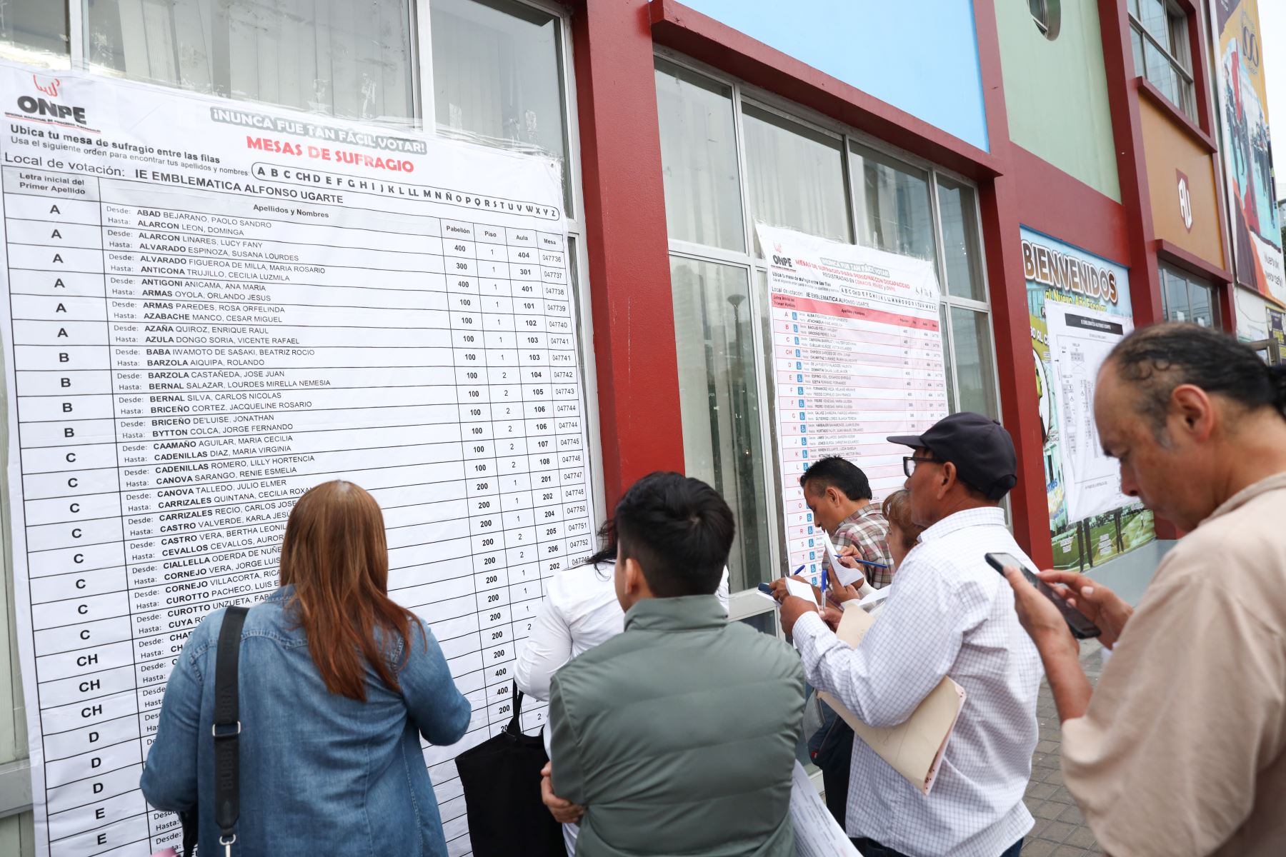 Un total de 27 millones 325 mil 432 votantes
en el país y en el extranjero, participan hoy en los comicios generales para elegir al presidente de la República, 60 senadores, 130 diputados y 5 parlamentarios andinos. Foto: ANDINA/Rubén Grandez