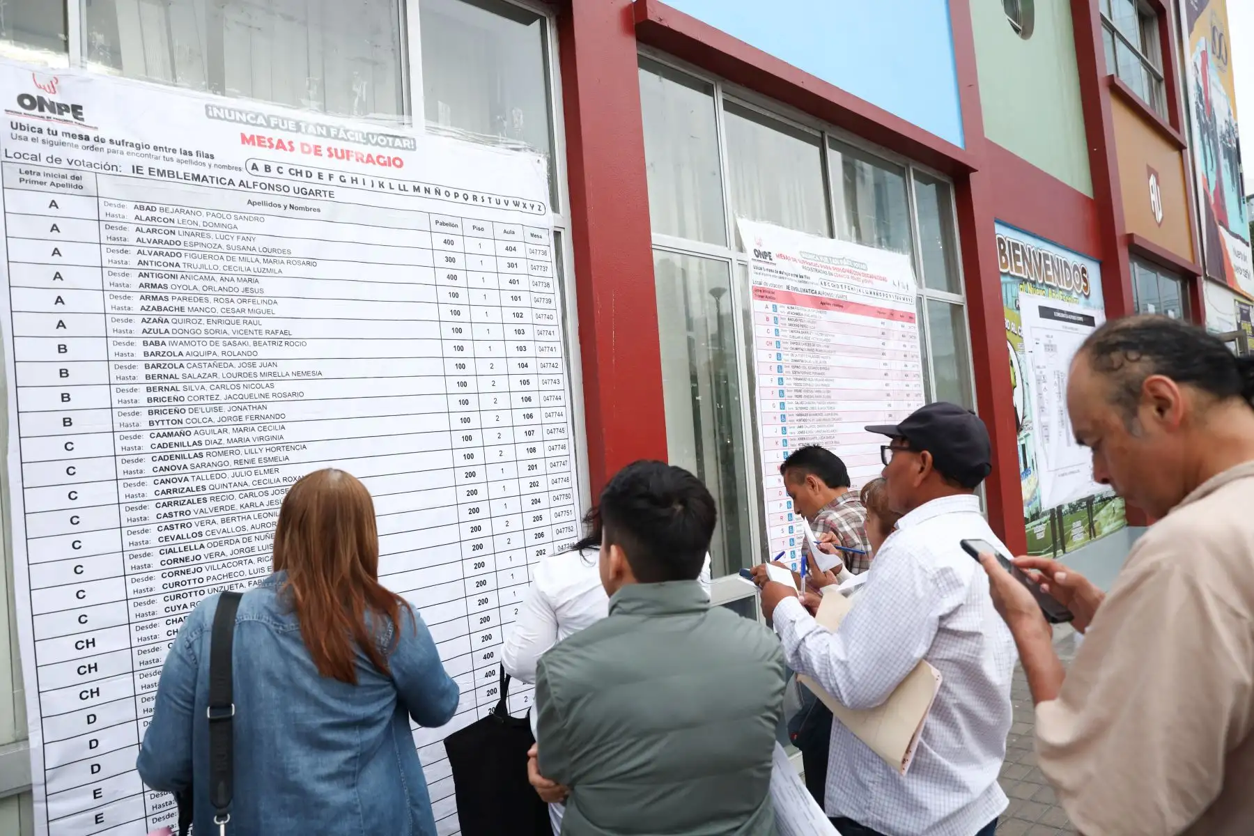 Un total de 27 millones 325 mil 432 votantes
en el país y en el extranjero, participan hoy en los comicios generales para elegir al presidente de la República, 60 senadores, 130 diputados y 5 parlamentarios andinos. Foto: ANDINA/Rubén Grandez