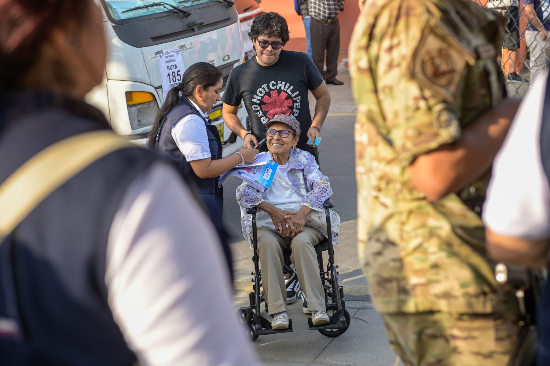 Personas con discapacidad acuden a los locales de votación para cumplir con su deber ciudadano. Foto: ANDINA/César Fajardo