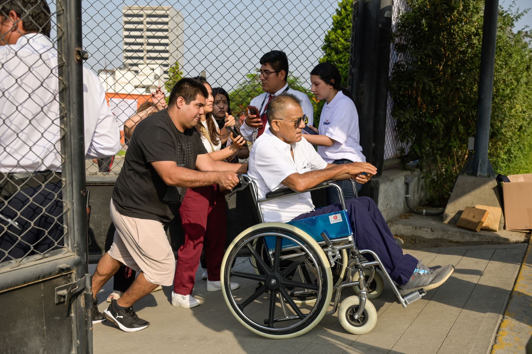 Personas con discapacidad acuden a los locales de votación para cumplir con su deber ciudadano. Foto: ANDINA/César Fajardo