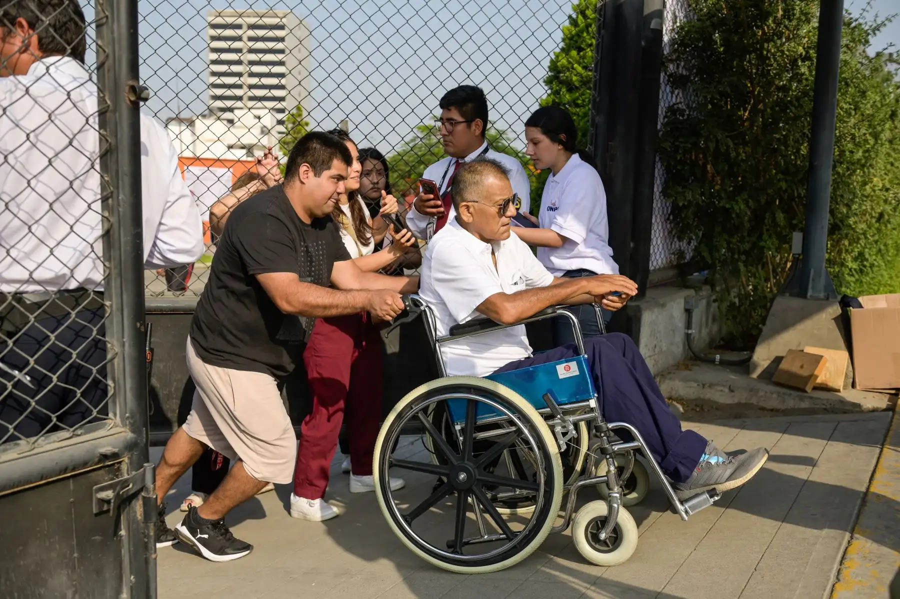 Personas con discapacidad acuden a los locales de votación para cumplir con su deber ciudadano. Foto: ANDINA/César Fajardo