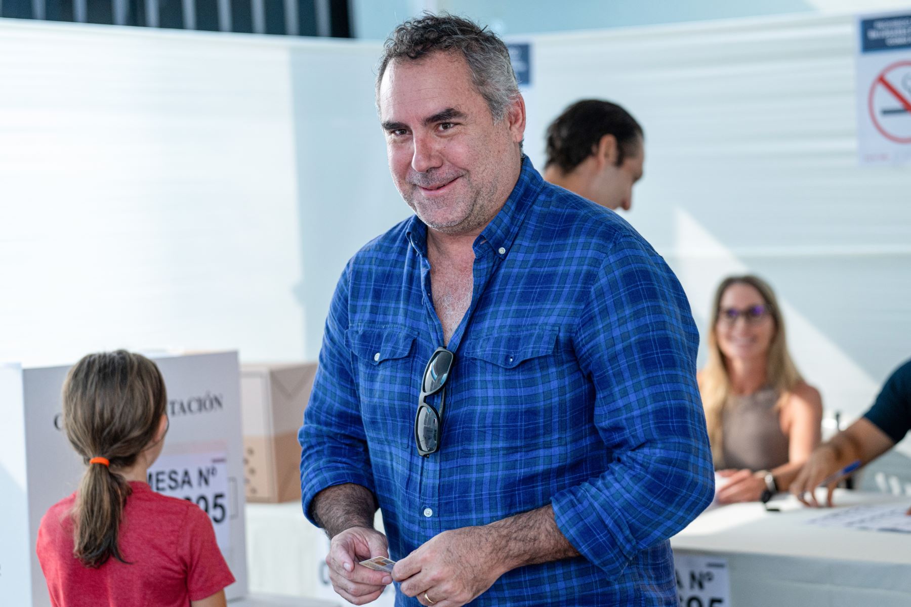 El candidato presidencial Rafael Belaunde de Libertad Popular emite su voto en la I.E Parroquia Reina de la Paz del distrito de San Isidro durante la jornada de las Elecciones Generales 2026. Foto: ANDINA/Paloma Del Solar