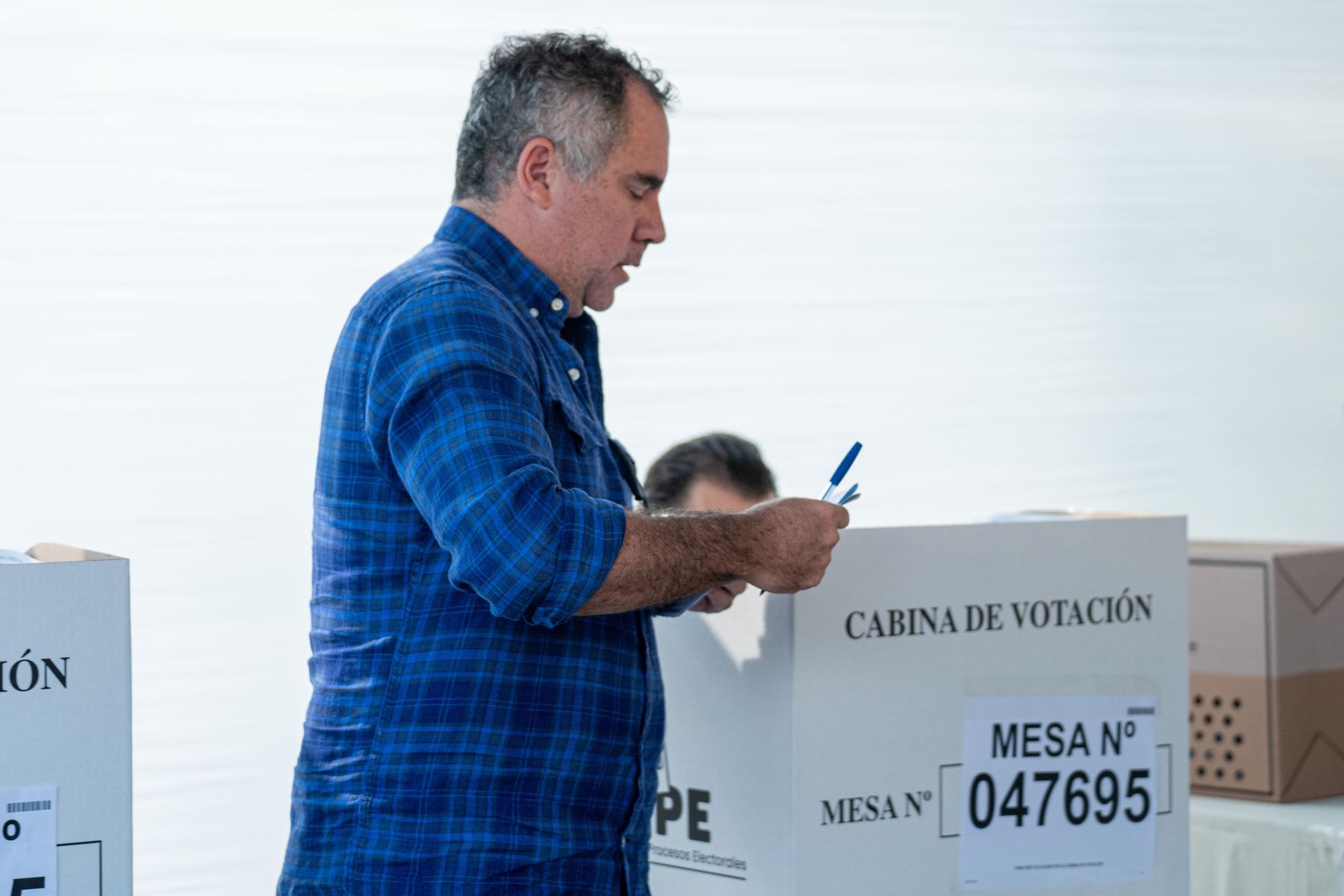 El candidato presidencial Rafael Belaunde de Libertad Popular emite su voto en la I.E Parroquia Reina de la Paz del distrito de San Isidro durante la jornada de las Elecciones Generales 2026. Foto: ANDINA/Paloma Del Solar