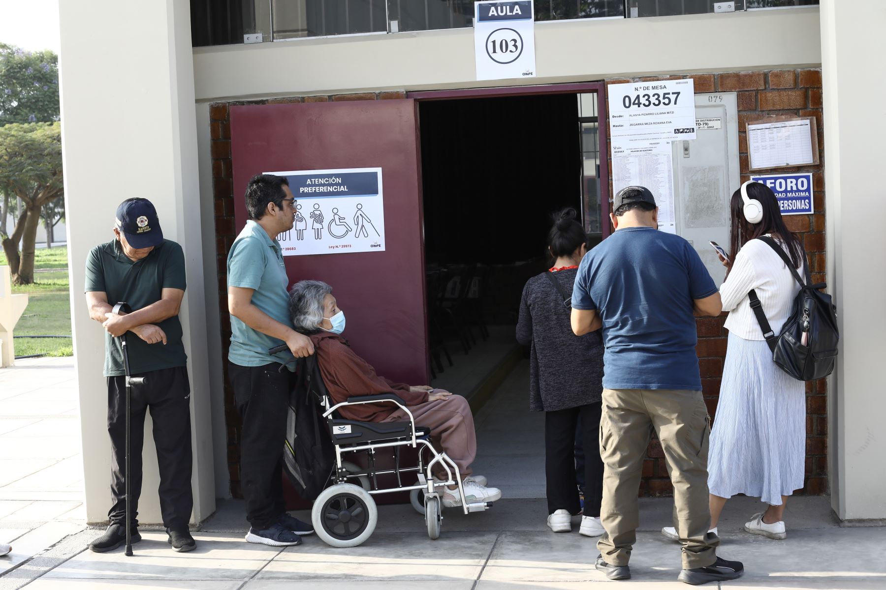 Personas con discapacidad acuden a los locales de votación para cumplir con su deber ciudadano. Foto: ANDINA/Alberto Valderrama