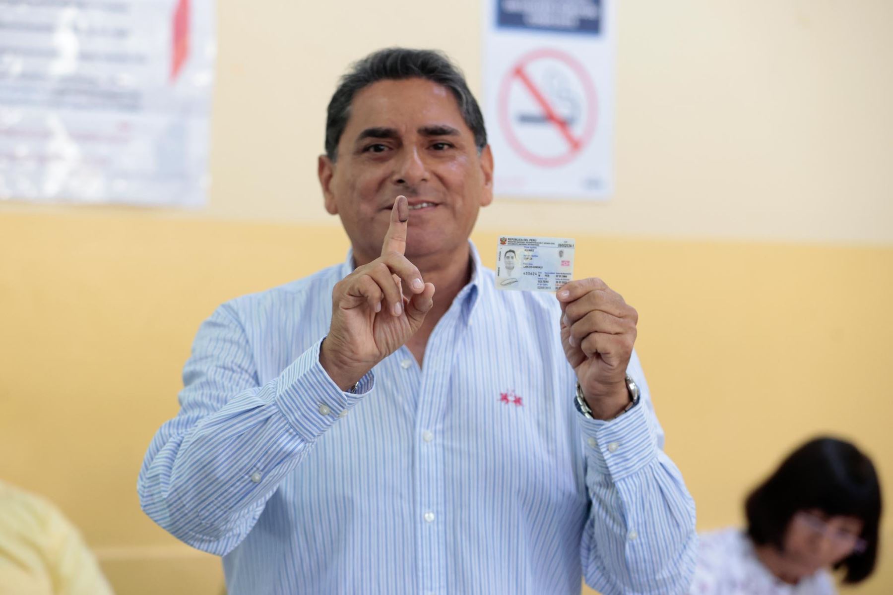 El candidato presidencial Carlos Álvarez de País para Todos emite su voto en la I.E Emblemática Alfonso Ugarte del distrito de San Isidro durante la jornada de las Elecciones Generales 2026. Foto: ANDINA/ Vidal Tarqui Palomino