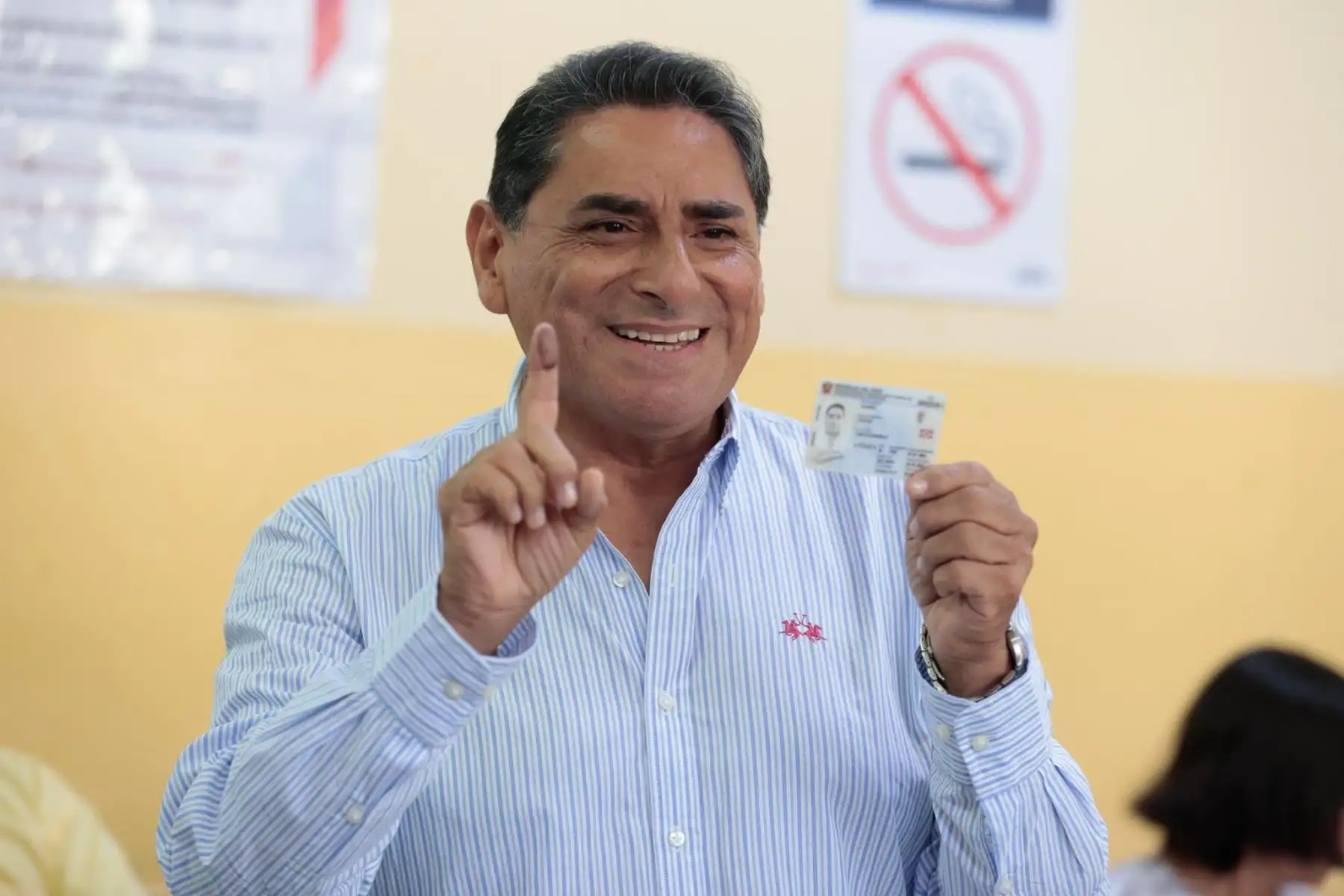 El candidato presidencial Carlos Álvarez de País para Todos emite su voto en la I.E Emblemática Alfonso Ugarte del distrito de San Isidro durante la jornada de las Elecciones Generales 2026. Foto: ANDINA/ Vidal Tarqui Palomino