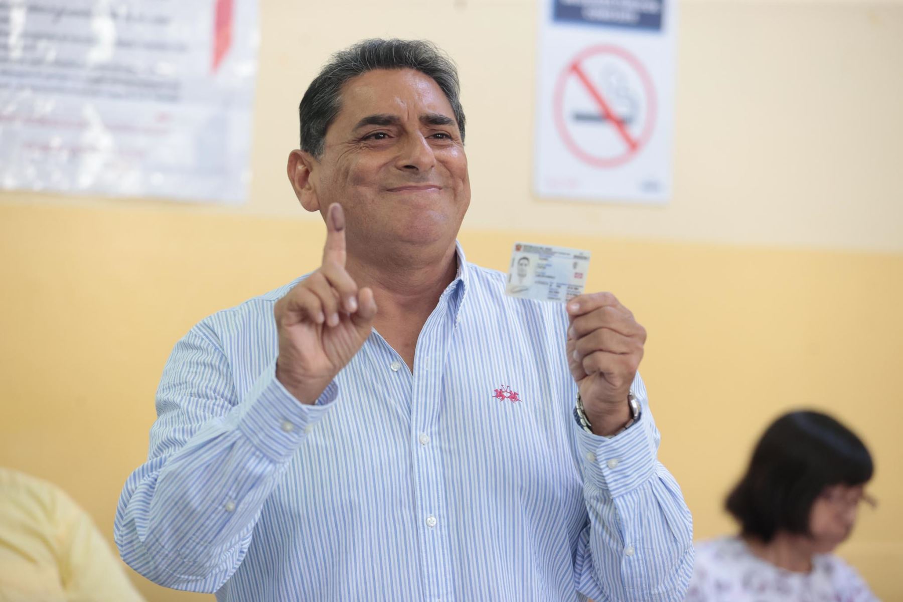 El candidato presidencial Carlos Álvarez de País para Todos emite su voto en la I.E Emblemática Alfonso Ugarte del distrito de San Isidro durante la jornada de las Elecciones Generales 2026. Foto: ANDINA/ Vidal Tarqui Palomino