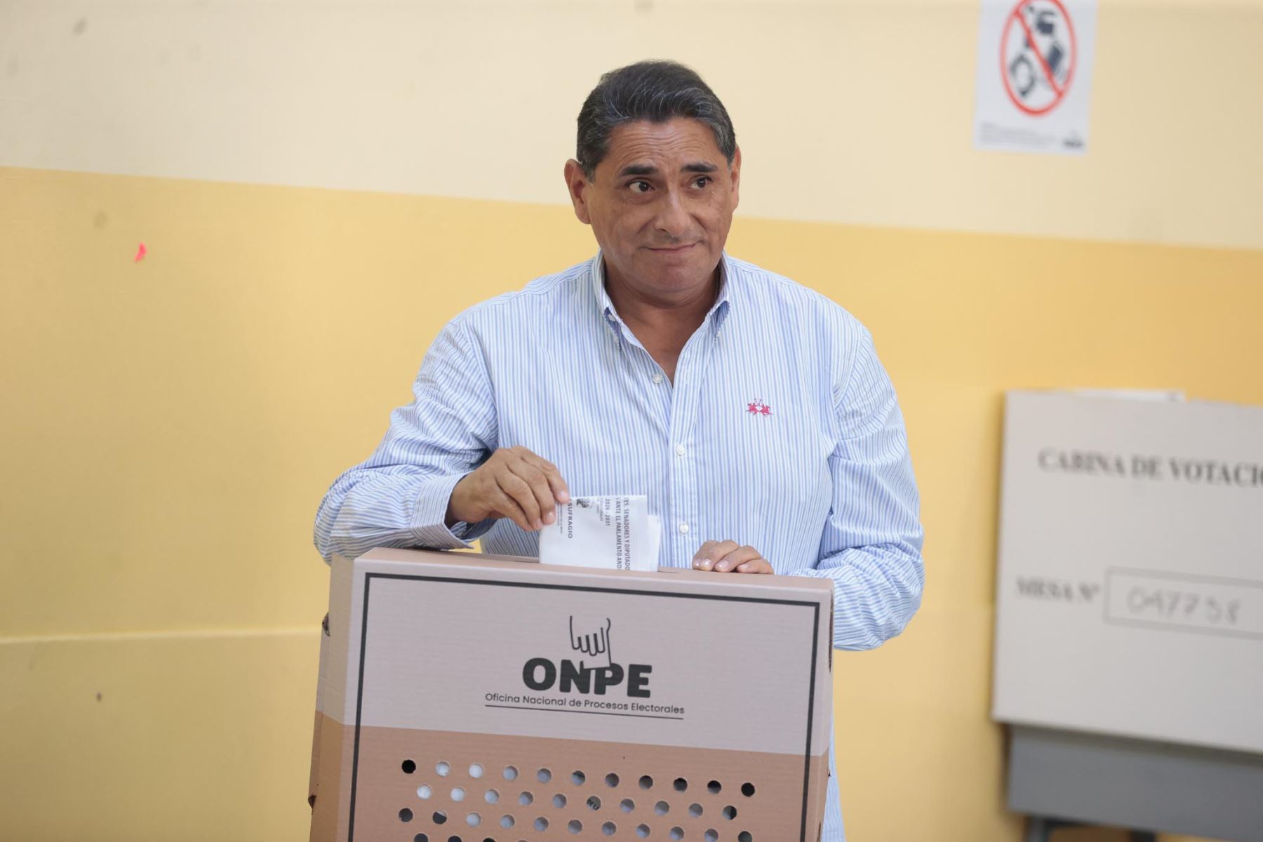 El candidato presidencial Carlos Álvarez de País para Todos emite su voto en la I.E Emblemática Alfonso Ugarte del distrito de San Isidro durante la jornada de las Elecciones Generales 2026. Foto: ANDINA/ Vidal Tarqui Palomino