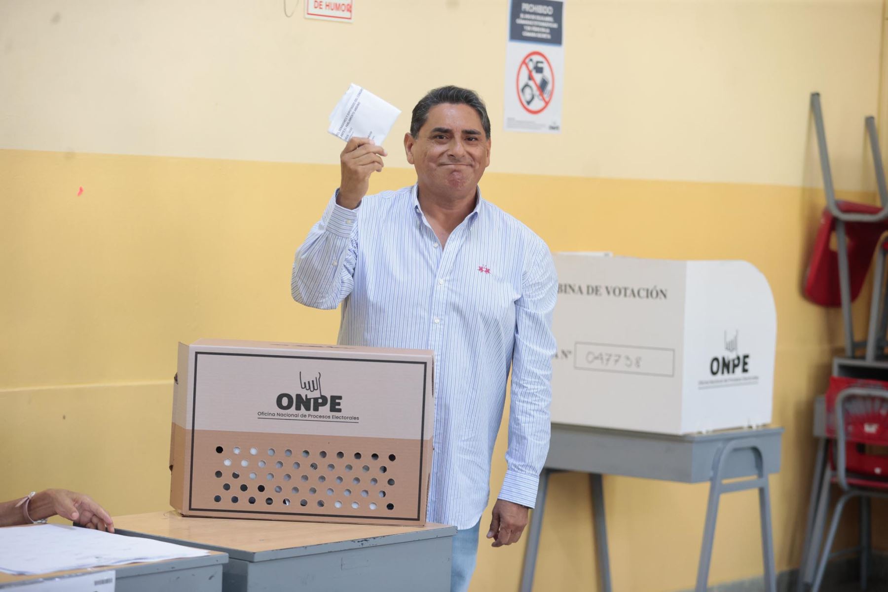 El candidato presidencial Carlos Álvarez de País para Todos emite su voto en la I.E Emblemática Alfonso Ugarte del distrito de San Isidro durante la jornada de las Elecciones Generales 2026. Foto: ANDINA/ Vidal Tarqui Palomino