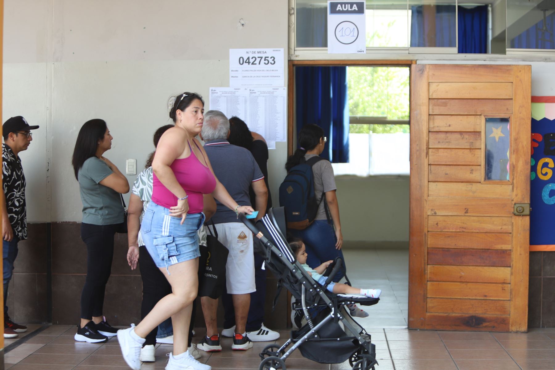 Ciudadanos acuden a sufragar en las elecciones generales 2026 en el distrito de La Victoria. Foto: ANDINA/Roberto Matta