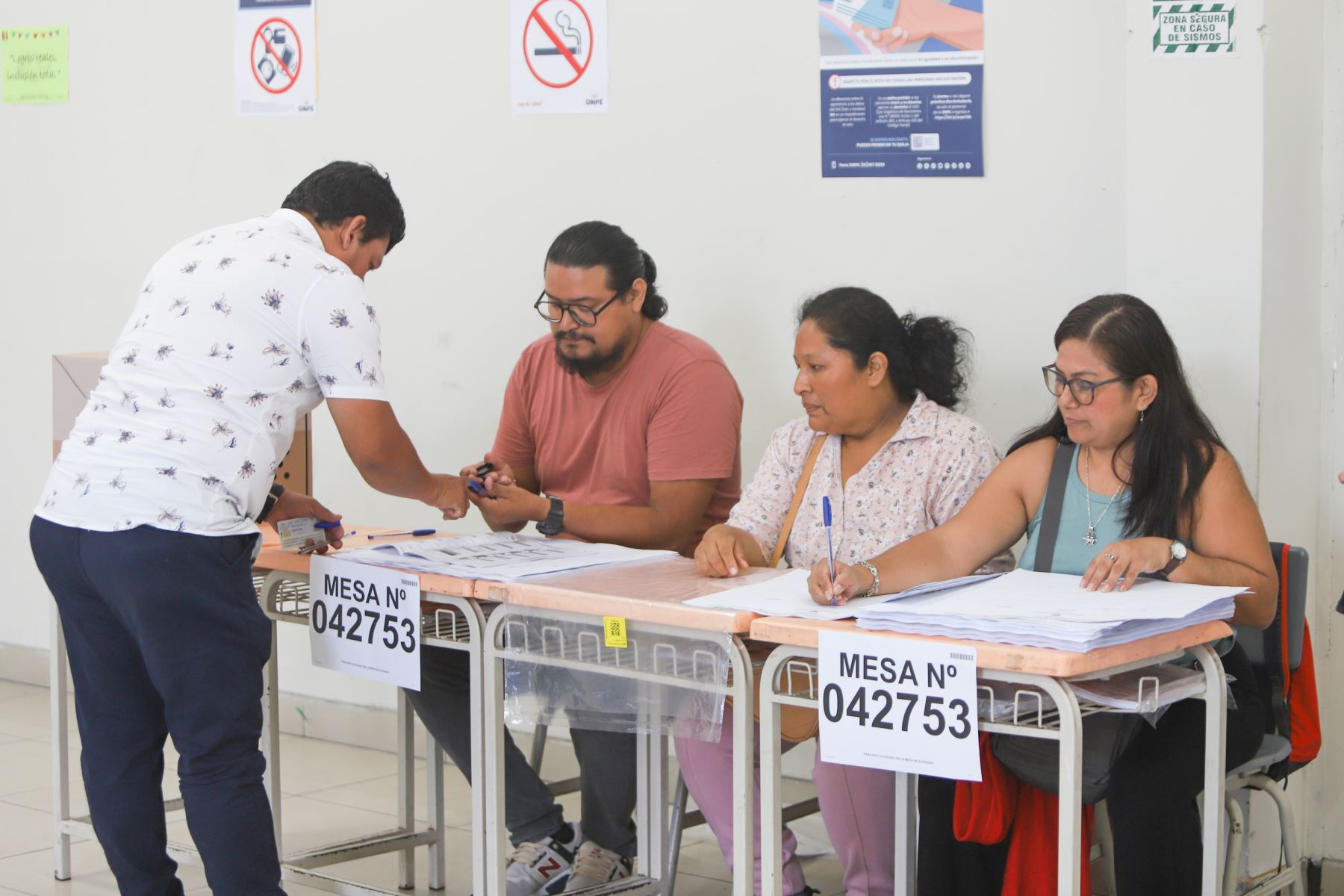 Ciudadanos acuden a sufragar en las elecciones generales 2026 en el distrito de La Victoria. Foto: ANDINA/Roberto Matta