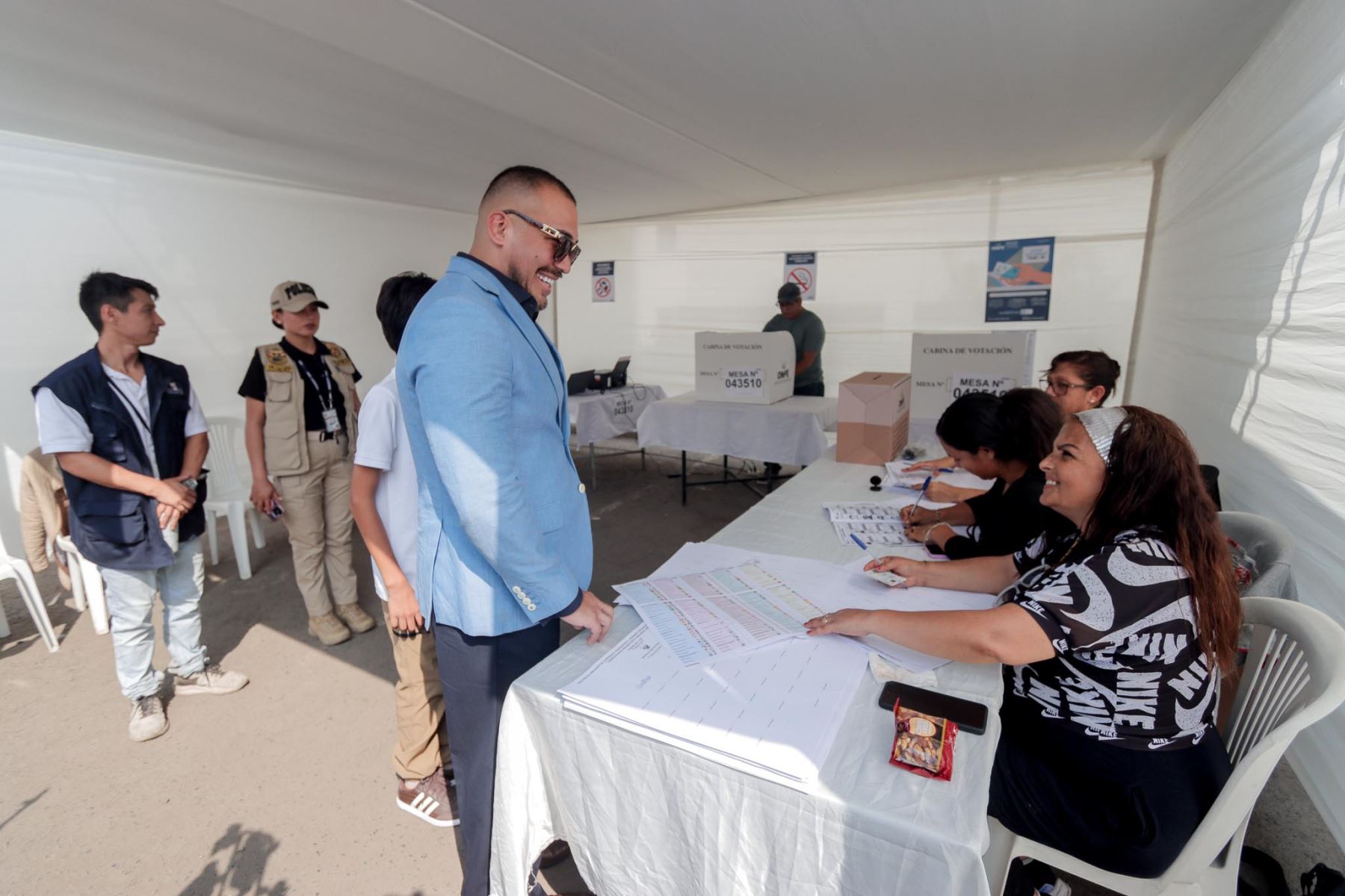 El candidato presidencial Álvaro Paz de la Barra de Fe en el Perú emite su voto en la Escuela Superior de Guerra Aérea del distrito de La Molina durante la jornada de las Elecciones Generales 2026. Foto: ANDINA/Alberto Orbegoso