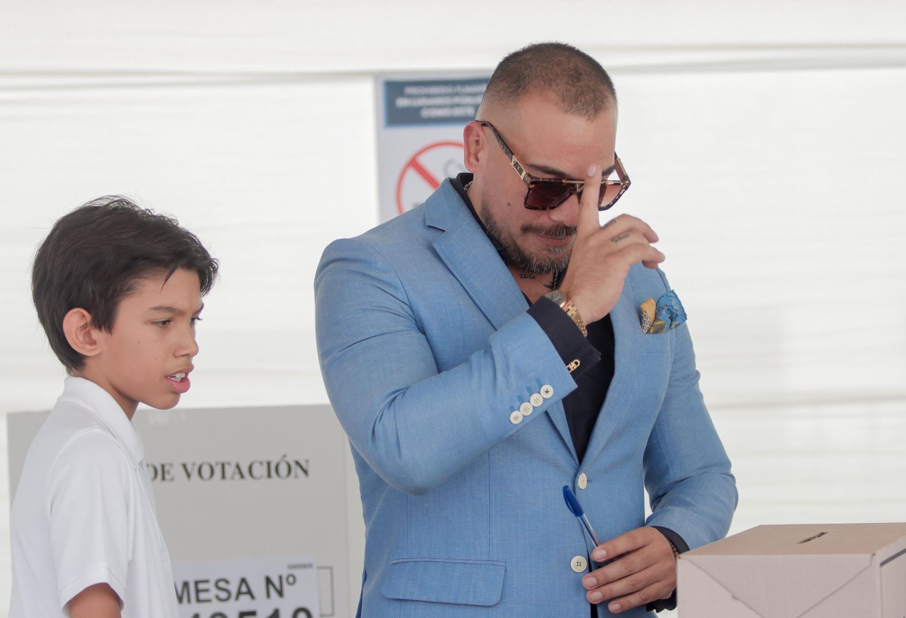 El candidato presidencial Álvaro Paz de la Barra de Fe en el Perú emite su voto en la Escuela Superior de Guerra Aérea del distrito de La Molina durante la jornada de las Elecciones Generales 2026. Foto: ANDINA/Alberto Orbegoso