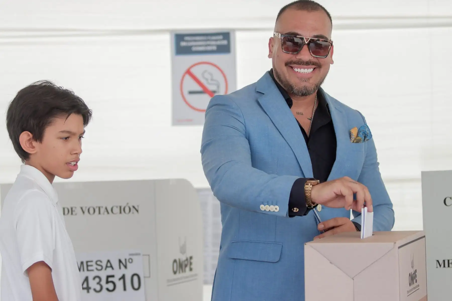 El candidato presidencial Álvaro Paz de la Barra de Fe en el Perú emite su voto en la Escuela Superior de Guerra Aérea del distrito de La Molina durante la jornada de las Elecciones Generales 2026. Foto: ANDINA/Alberto Orbegoso