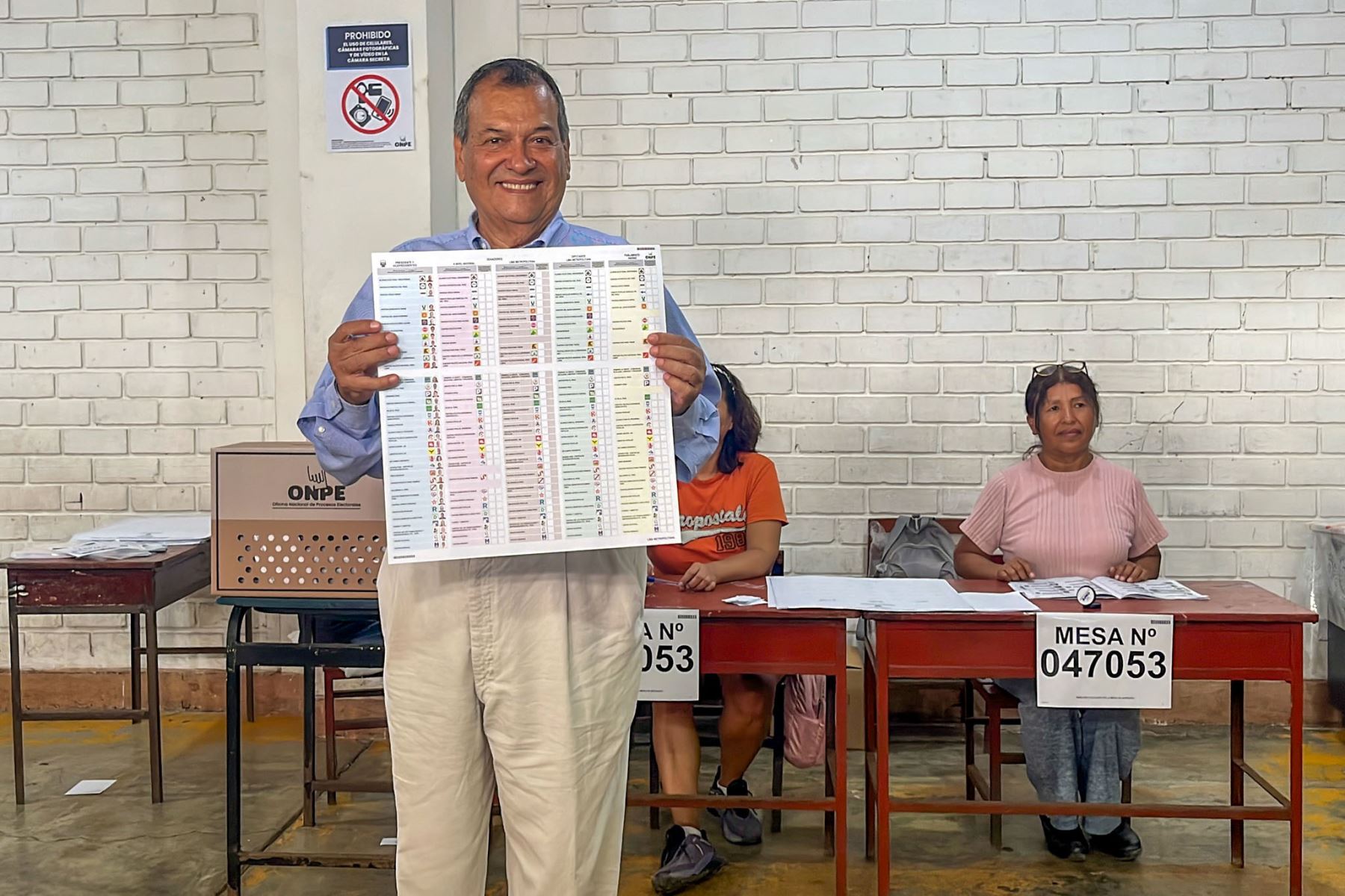 El candidato presidencial Jorge Nieto del partido del Buen Gobierno emite su voto en la I.E 6030 Victor A. Belaunde Diez Canseco del distrito de Punta Hermosa durante la jornada de las Elecciones Generales 2026. Foto: ANDINA/Mayfer Fuentes