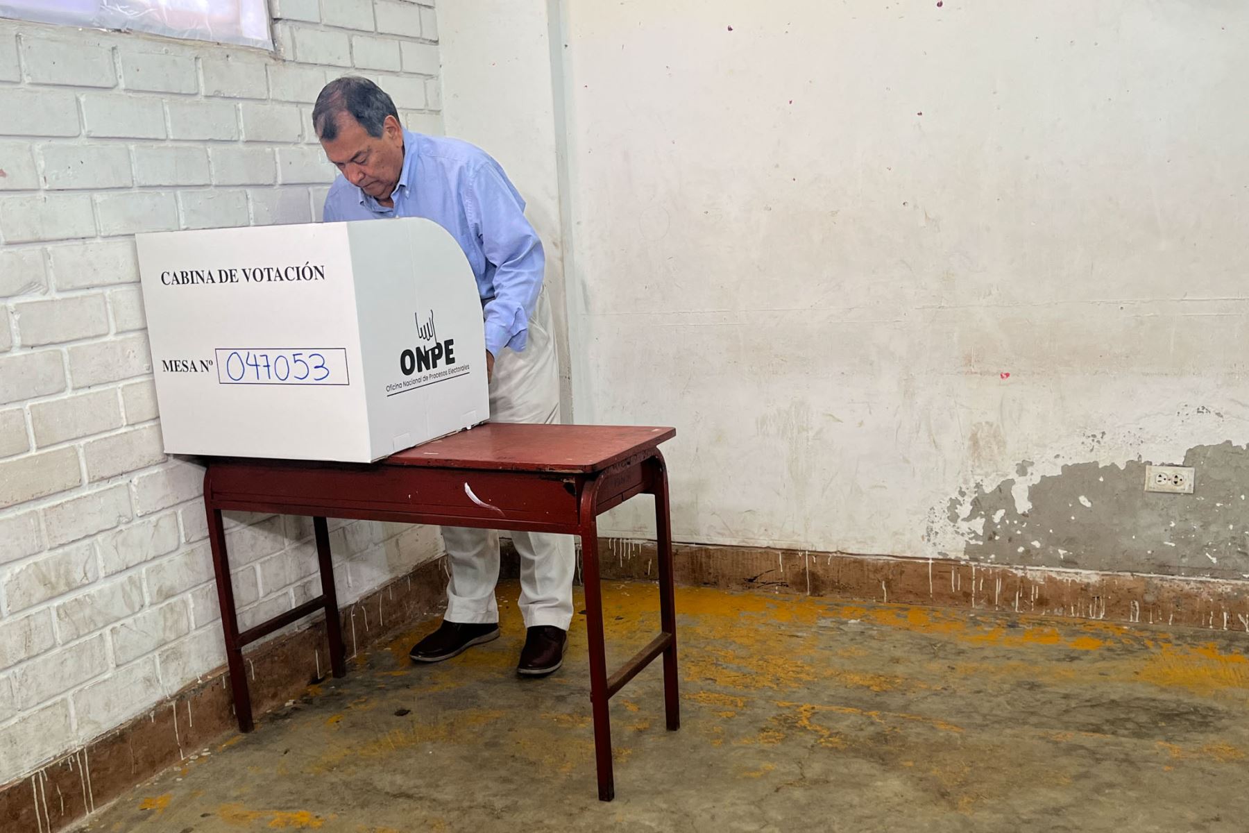 El candidato presidencial Jorge Nieto del partido del Buen Gobierno emite su voto en la I.E 6030 Victor A. Belaunde Diez Canseco del distrito de Punta Hermosa durante la jornada de las Elecciones Generales 2026. Foto: ANDINA/Mayfer Fuentes