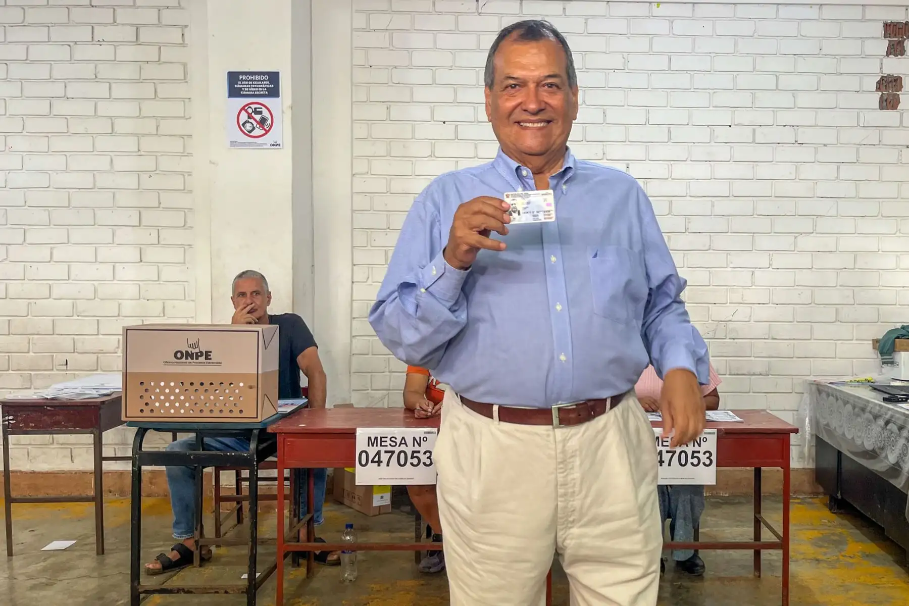 El candidato presidencial Jorge Nieto del partido del Buen Gobierno emite su voto en la I.E 6030 Victor A. Belaunde Diez Canseco del distrito de Punta Hermosa durante la jornada de las Elecciones Generales 2026. Foto: ANDINA/Mayfer Fuentes