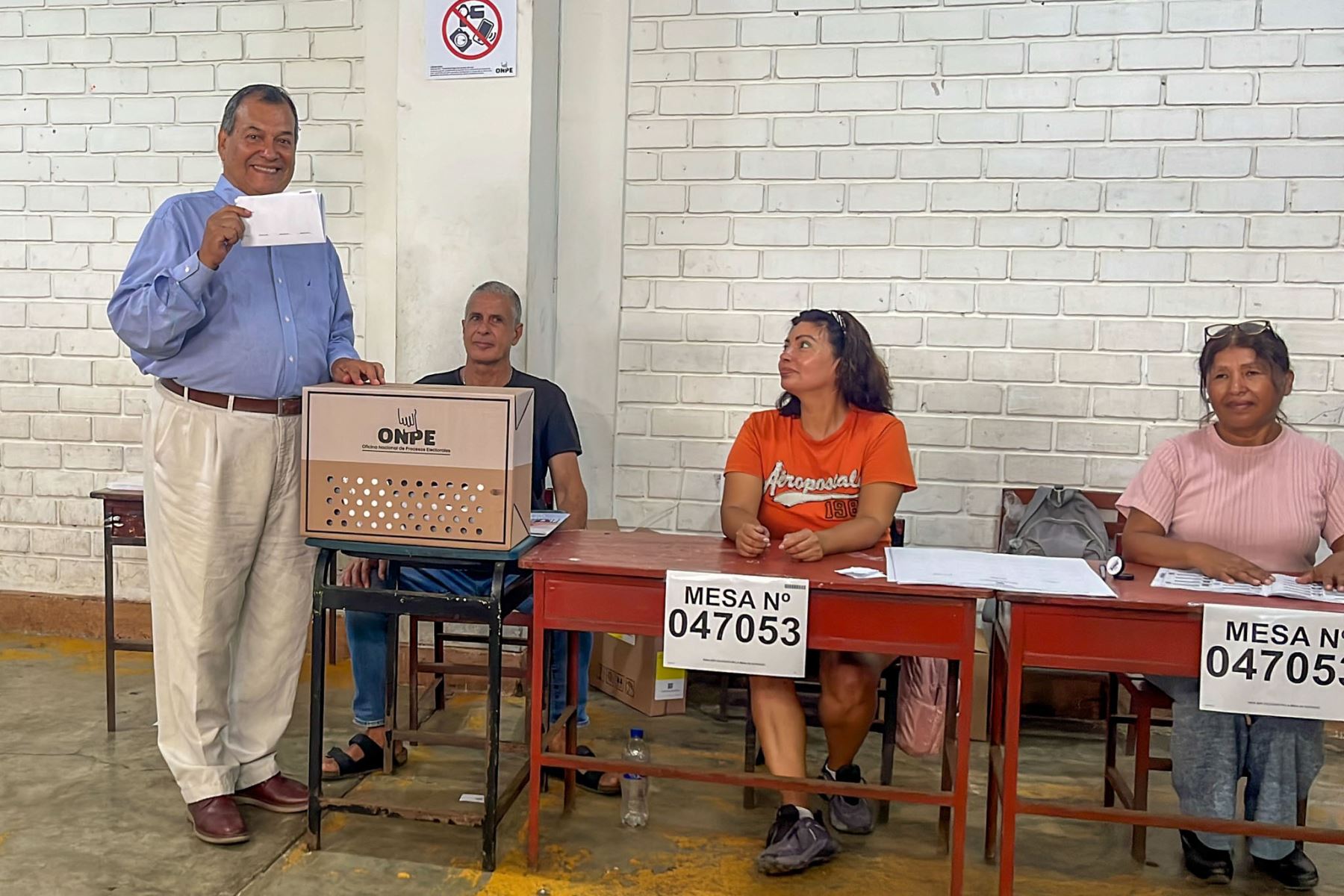 El candidato presidencial Jorge Nieto del partido del Buen Gobierno emite su voto en la I.E 6030 Victor A. Belaunde Diez Canseco del distrito de Punta Hermosa durante la jornada de las Elecciones Generales 2026. Foto: ANDINA/Mayfer Fuentes