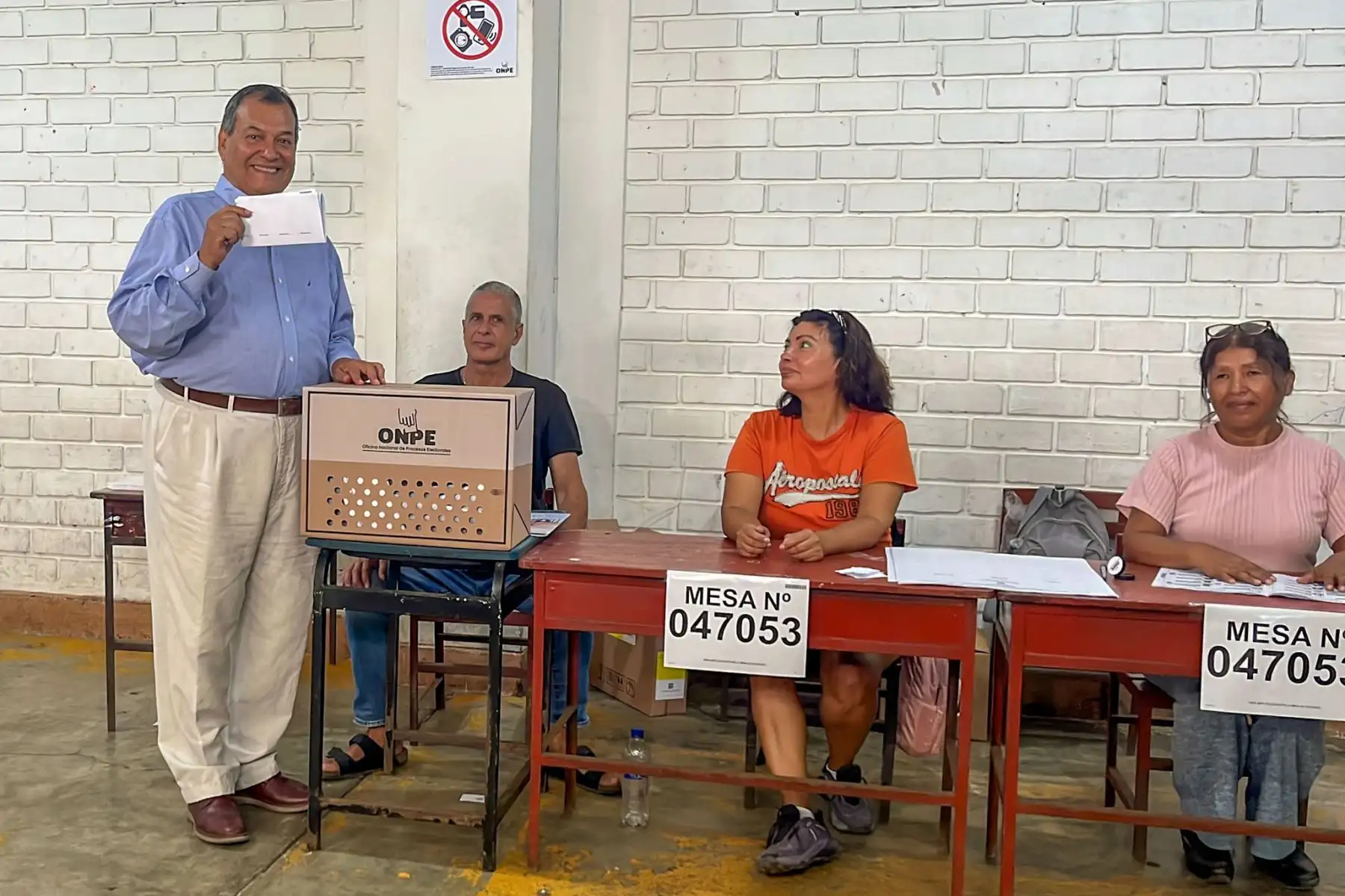El candidato presidencial Jorge Nieto del partido del Buen Gobierno emite su voto en la I.E 6030 Victor A. Belaunde Diez Canseco del distrito de Punta Hermosa durante la jornada de las Elecciones Generales 2026. Foto: ANDINA/Mayfer Fuentes