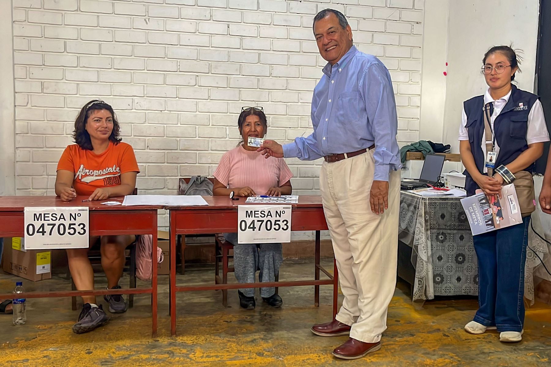 El candidato presidencial Jorge Nieto del partido del Buen Gobierno emite su voto en la I.E 6030 Victor A. Belaunde Diez Canseco del distrito de Punta Hermosa durante la jornada de las Elecciones Generales 2026. Foto: ANDINA/Mayfer Fuentes