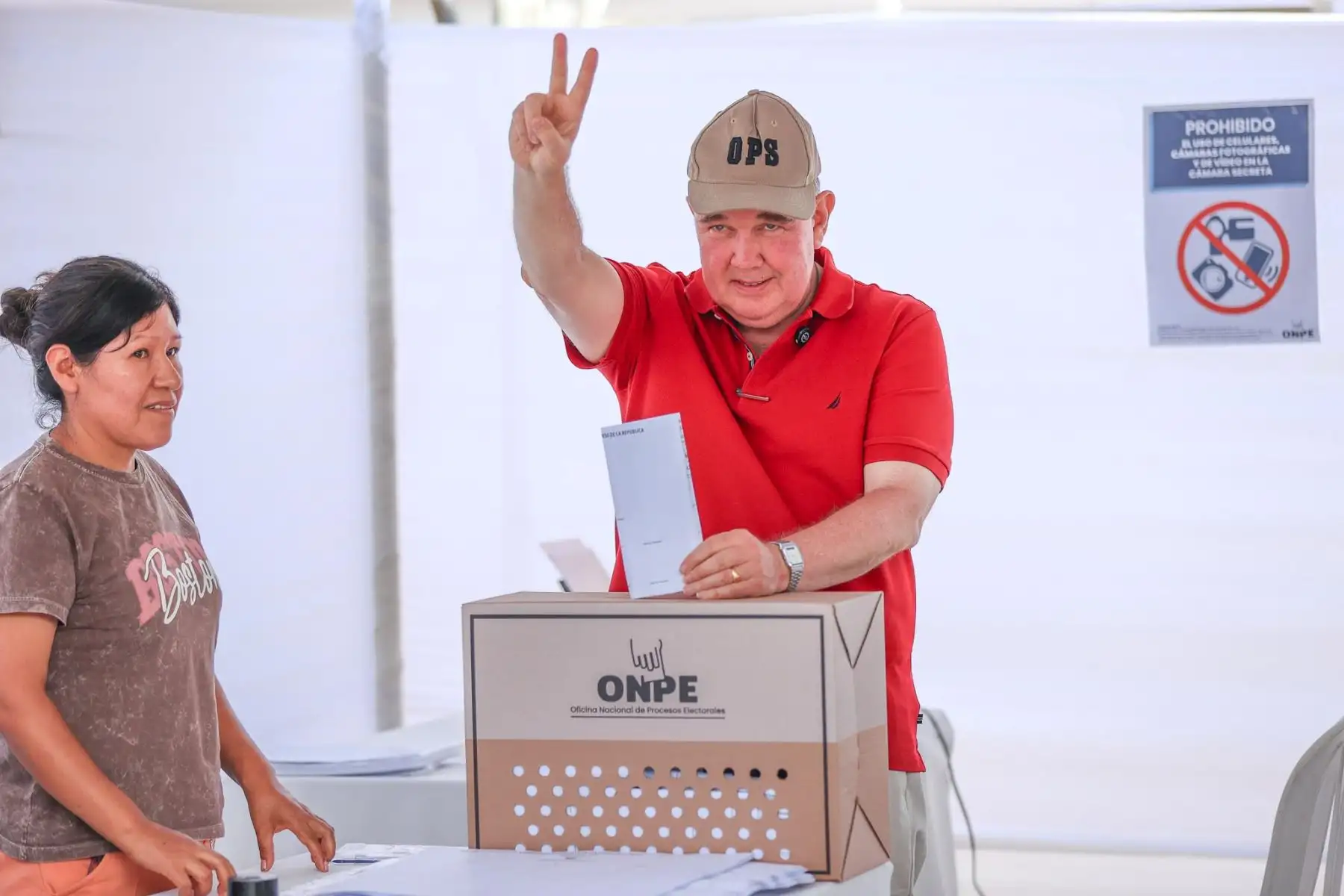 El candidato presidencial Rafael López Aliaga de Renovación Popular emite su voto en local de Petroperú del distrito de San Isidro durante la jornada de las Elecciones Generales 2026. Foto: ANDINA/Jhonel Rodríguez
