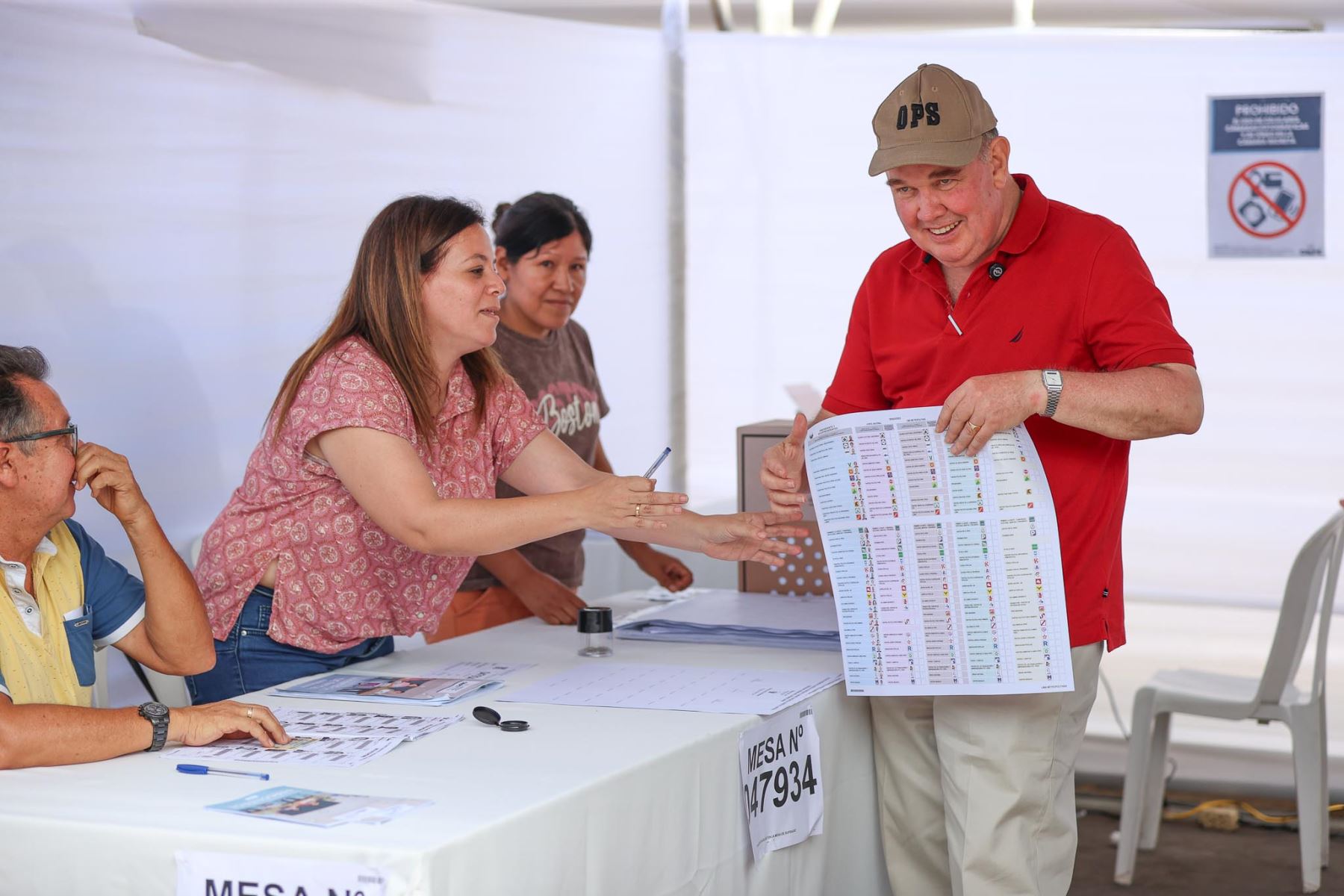 El candidato presidencial Rafael López Aliaga de Renovación Popular emite su voto en local de Petroperú del distrito de San Isidro durante la jornada de las Elecciones Generales 2026. Foto: ANDINA/Jhonel Rodríguez
