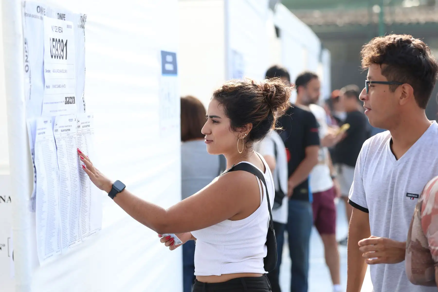 Un total de 27 millones 325 mil 432 votantes
en el país y en el extranjero, participan hoy en los comicios generales para elegir al presidente de la República, 60 senadores, 130 diputados y 5 parlamentarios andinos. Foto: ANDINA/Arturo Huerta