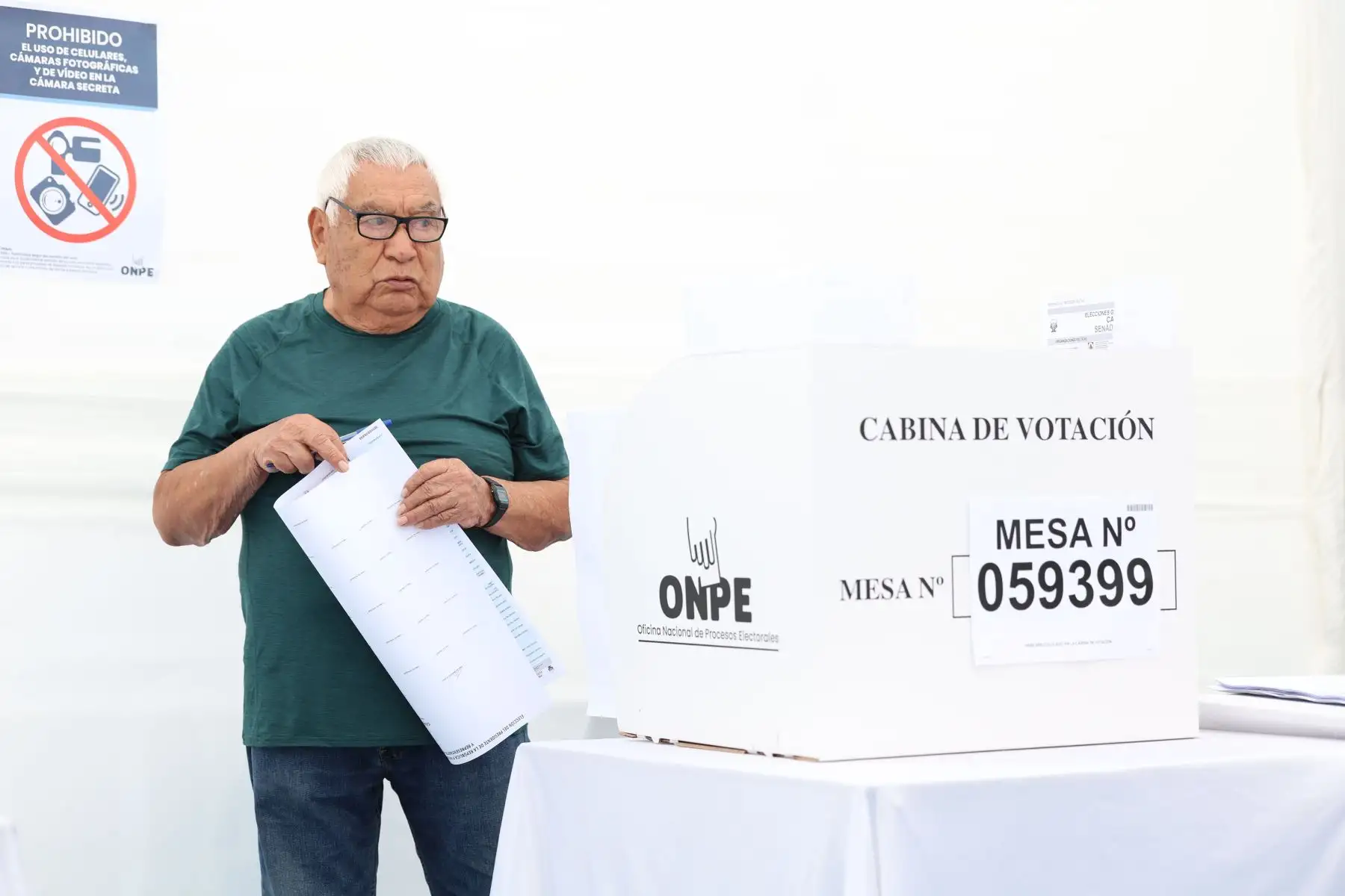 Un total de 27 millones 325 mil 432 votantes
en el país y en el extranjero, participan hoy en los comicios generales para elegir al presidente de la República, 60 senadores, 130 diputados y 5 parlamentarios andinos. Foto: ANDINA/Arturo Huerta
