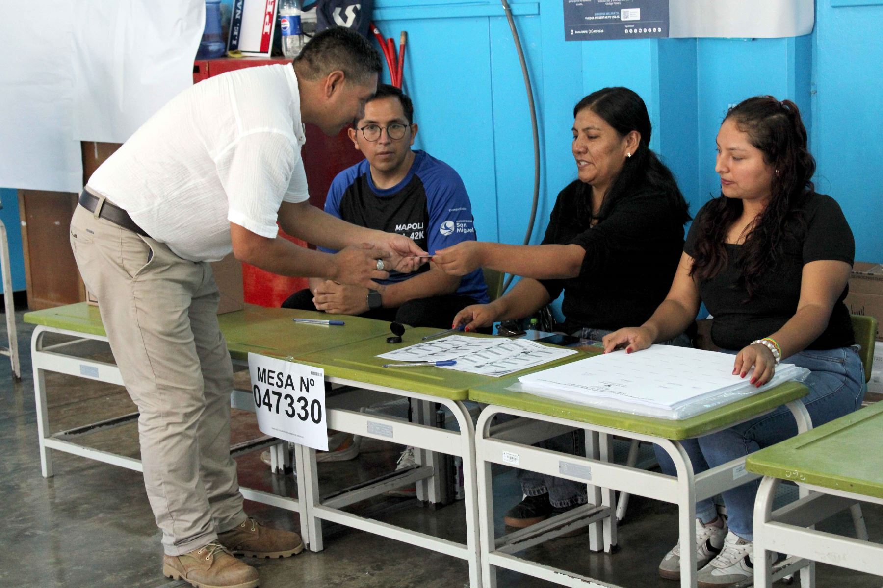 El candidato presidencial Charlie Carrasco del partido Demócrata Unido Perú emite su voto en la I.E Nacional Rímac del distrito del Rímac durante la jornada de las Elecciones Generales 2026. Foto: ANDINA/Rodrigo Segovia