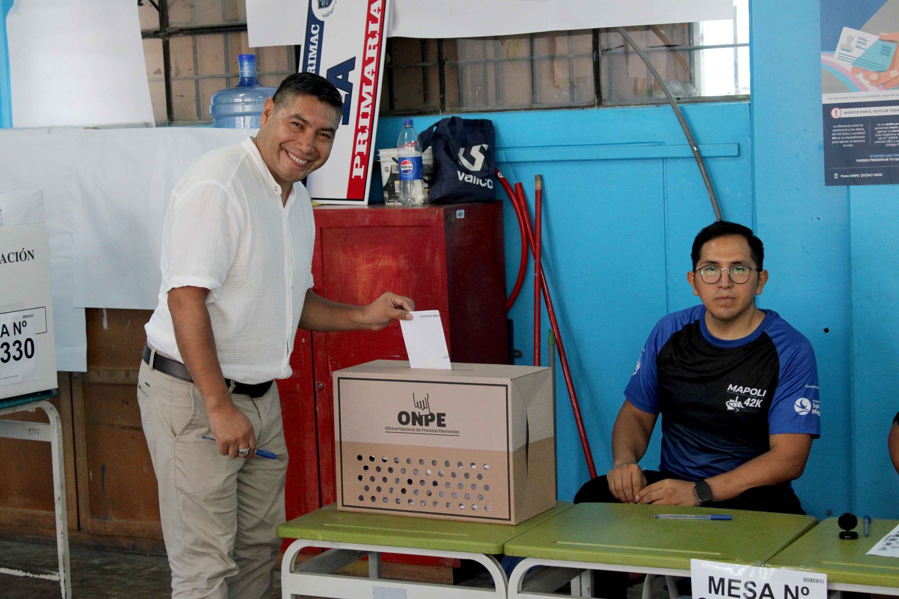 El candidato presidencial Charlie Carrasco del partido Demócrata Unido Perú emite su voto en la I.E Nacional Rímac del distrito del Rímac durante la jornada de las Elecciones Generales 2026. Foto: ANDINA/Rodrigo Segovia