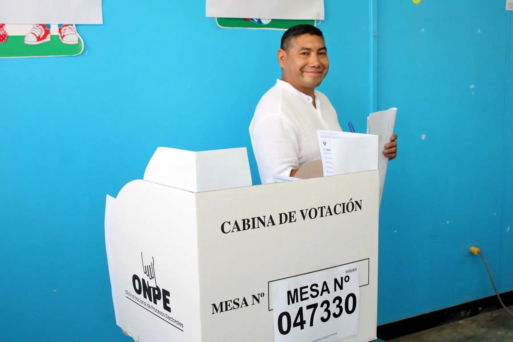 El candidato presidencial Charlie Carrasco del partido Demócrata Unido Perú emite su voto en la I.E Nacional Rímac del distrito del Rímac durante la jornada de las Elecciones Generales 2026. Foto: ANDINA/Rodrigo Segovia