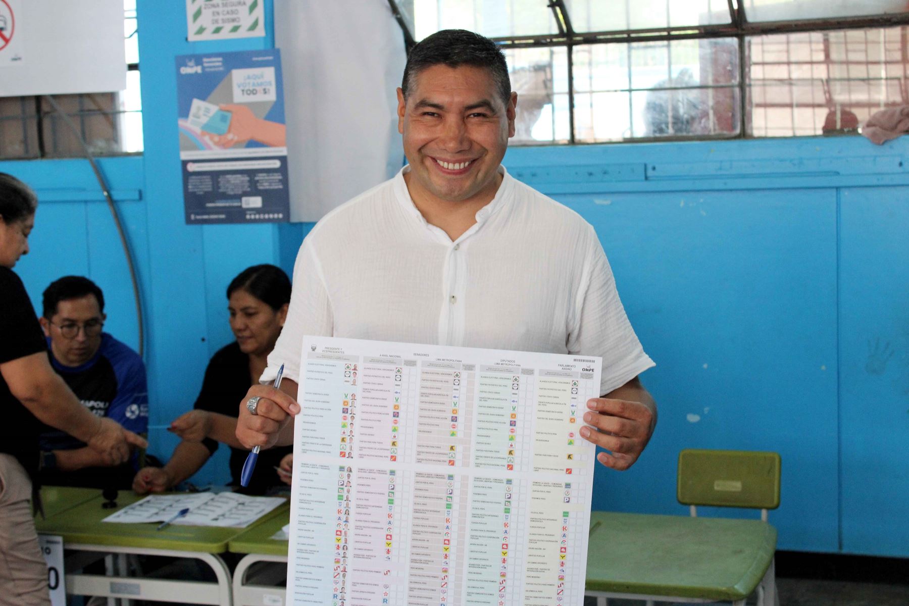 El candidato presidencial Charlie Carrasco del partido Demócrata Unido Perú emite su voto en la I.E Nacional Rímac del distrito del Rímac durante la jornada de las Elecciones Generales 2026. Foto: ANDINA/Rodrigo Segovia