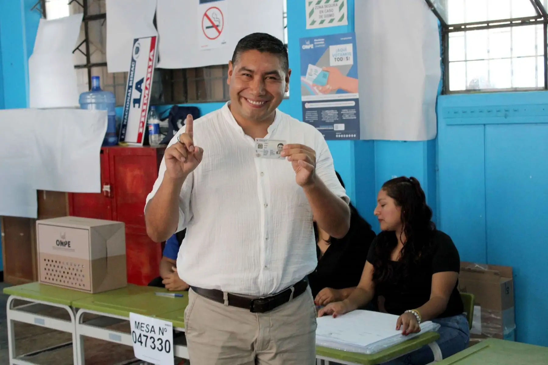 El candidato presidencial Charlie Carrasco del partido Demócrata Unido Perú emite su voto en la I.E Nacional Rímac del distrito del Rímac durante la jornada de las Elecciones Generales 2026. Foto: ANDINA/Rodrigo Segovia