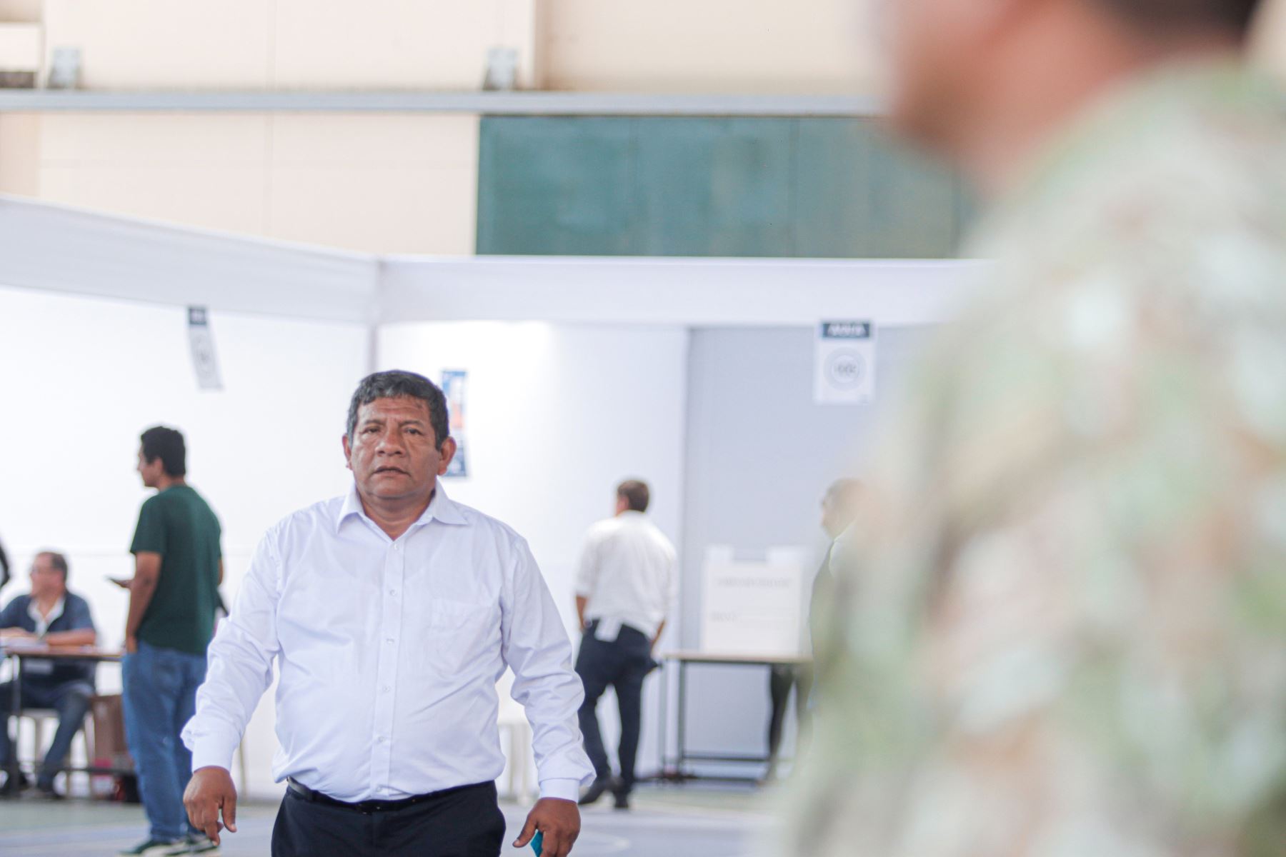 El candidato presidencial Walter Chirinos del partido político PRIN emitió su voto en el colegio Villa Caritas del distrito de La Molina durante la jornada de las Elecciones Generales 2026. Foto: ANDINA/Alberto Orbegoso